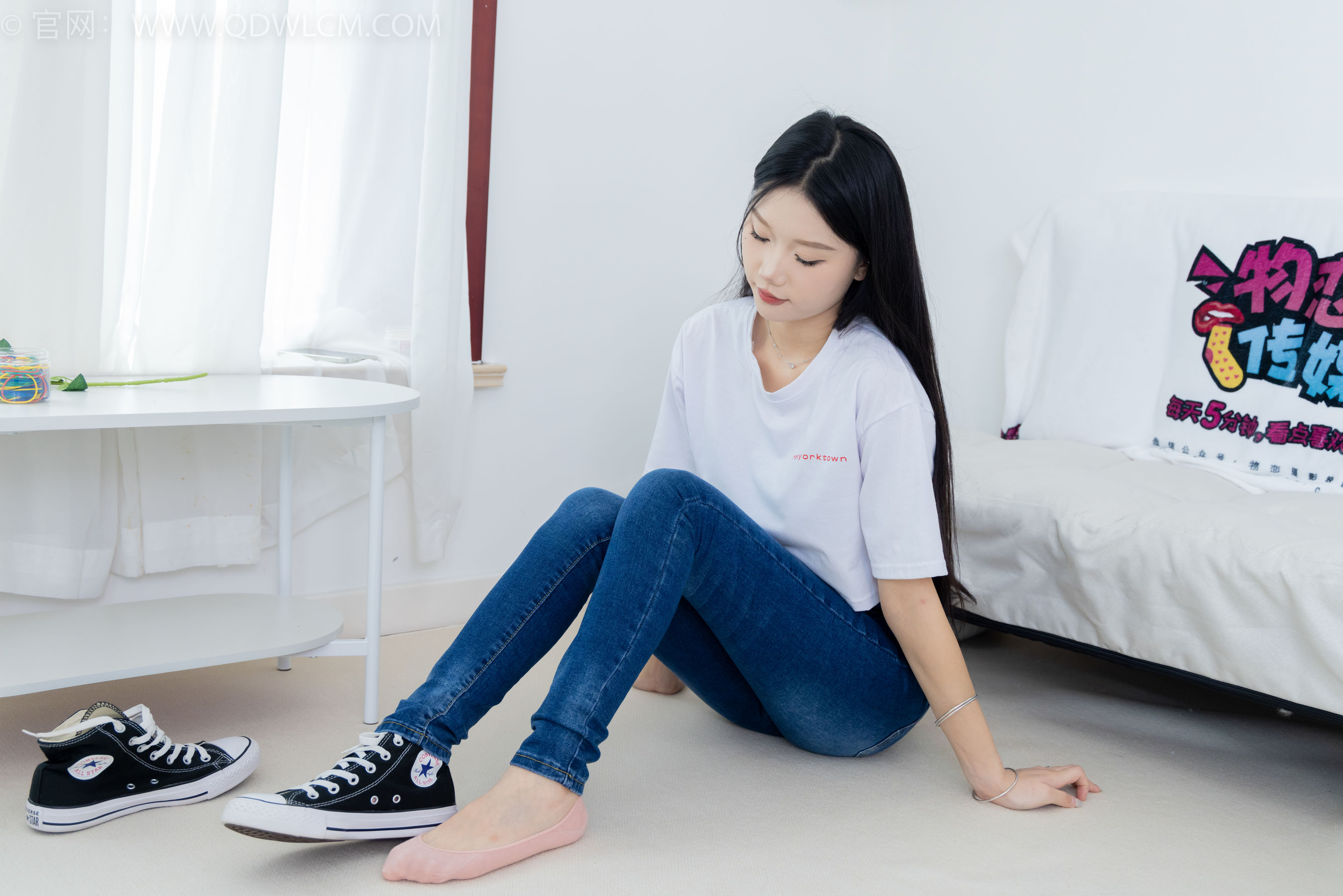 物恋传媒 No.2293 小竹 - 匡威帆布鞋、粉色船袜、肚子疼揉肚子剧情/(160P)