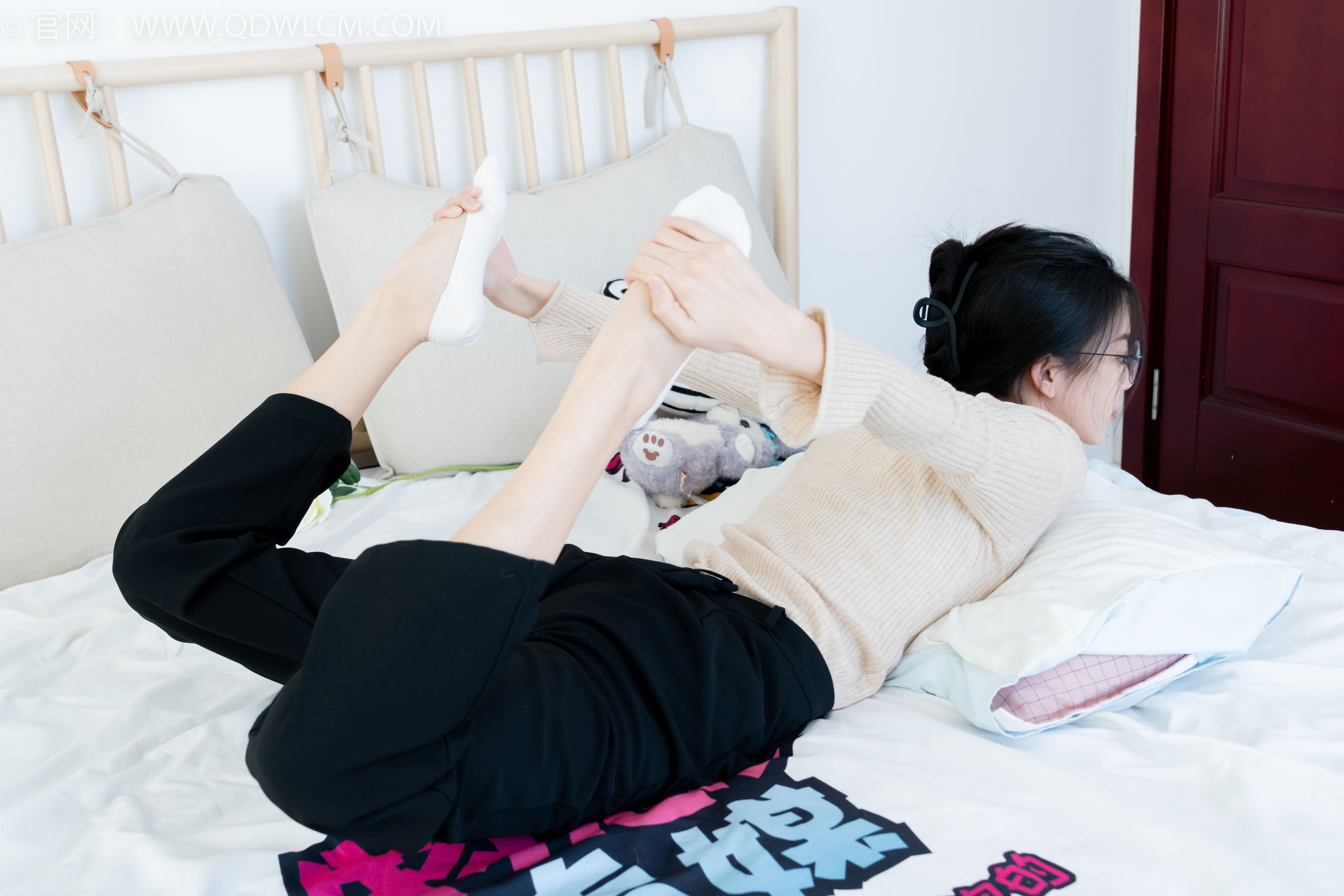 物恋传媒 No.2290 茯苓 - 板鞋、皮鞋、白船袜、黑棉袜、皮筋绑脚老头乐挠脚剧情/(230P)