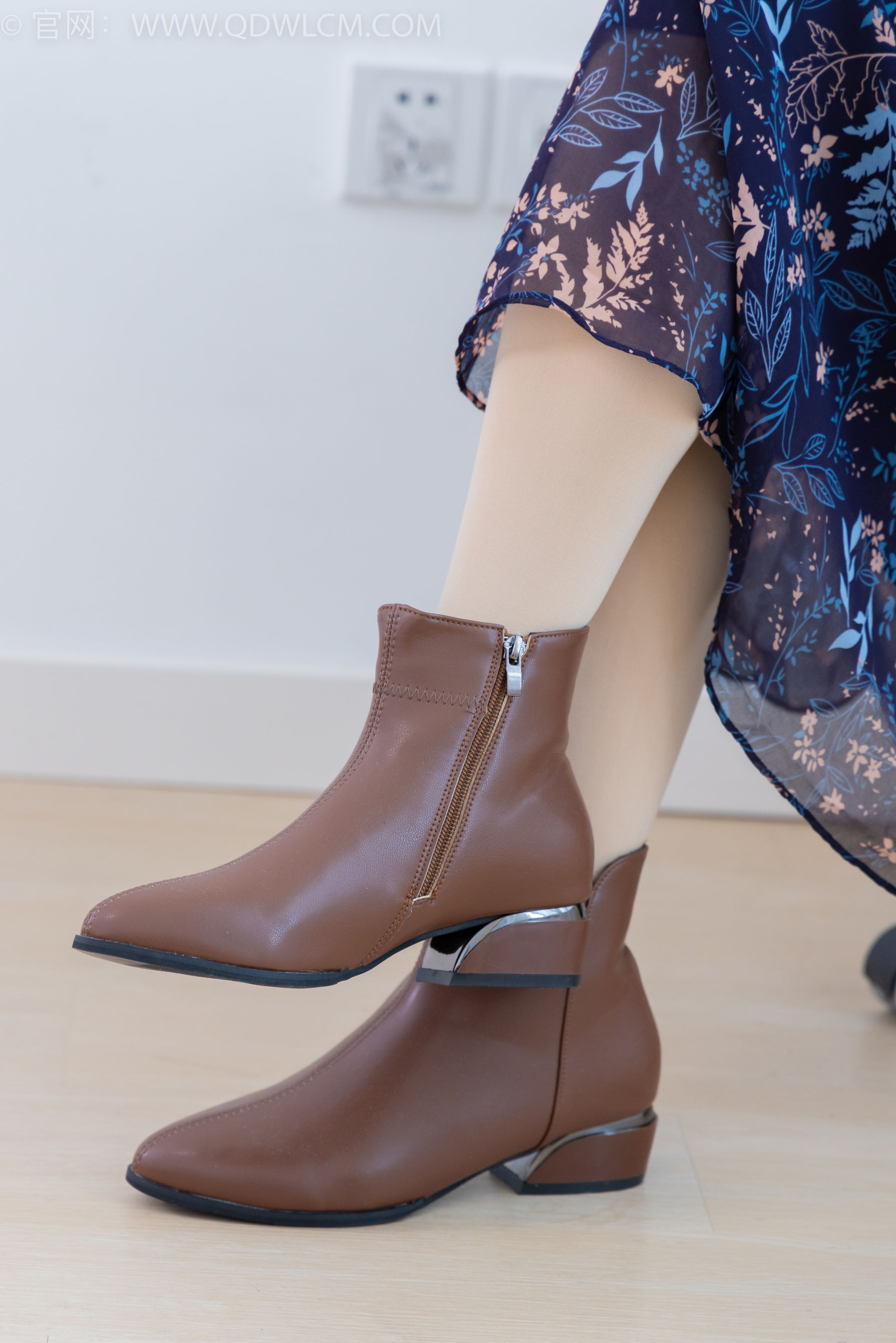 物恋传媒 No.2292 小酒 - 短靴、厚肉丝、踩小蛋糕剧情/(150P)