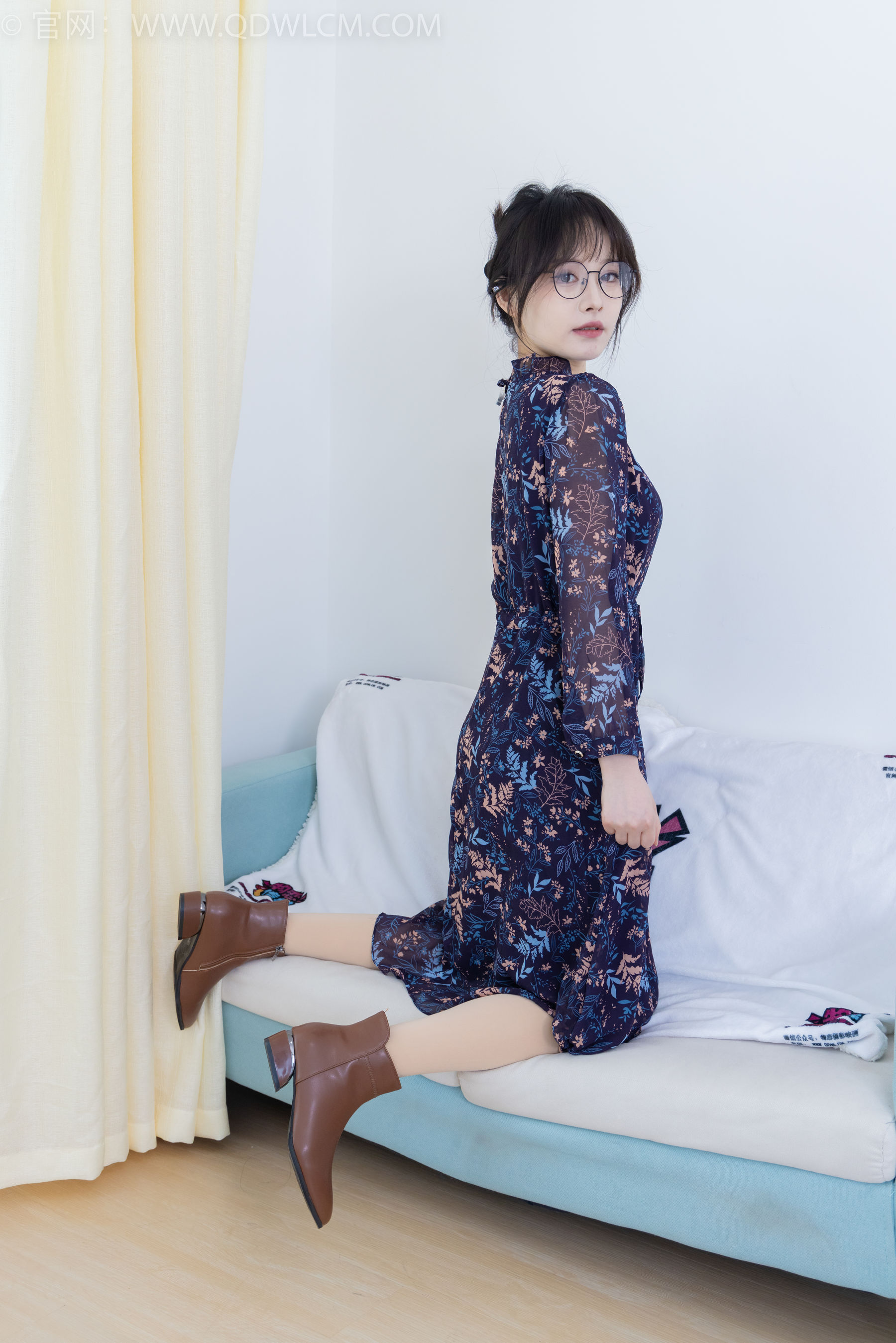 物恋传媒 No.2292 小酒 - 短靴、厚肉丝、踩小蛋糕剧情/(150P)