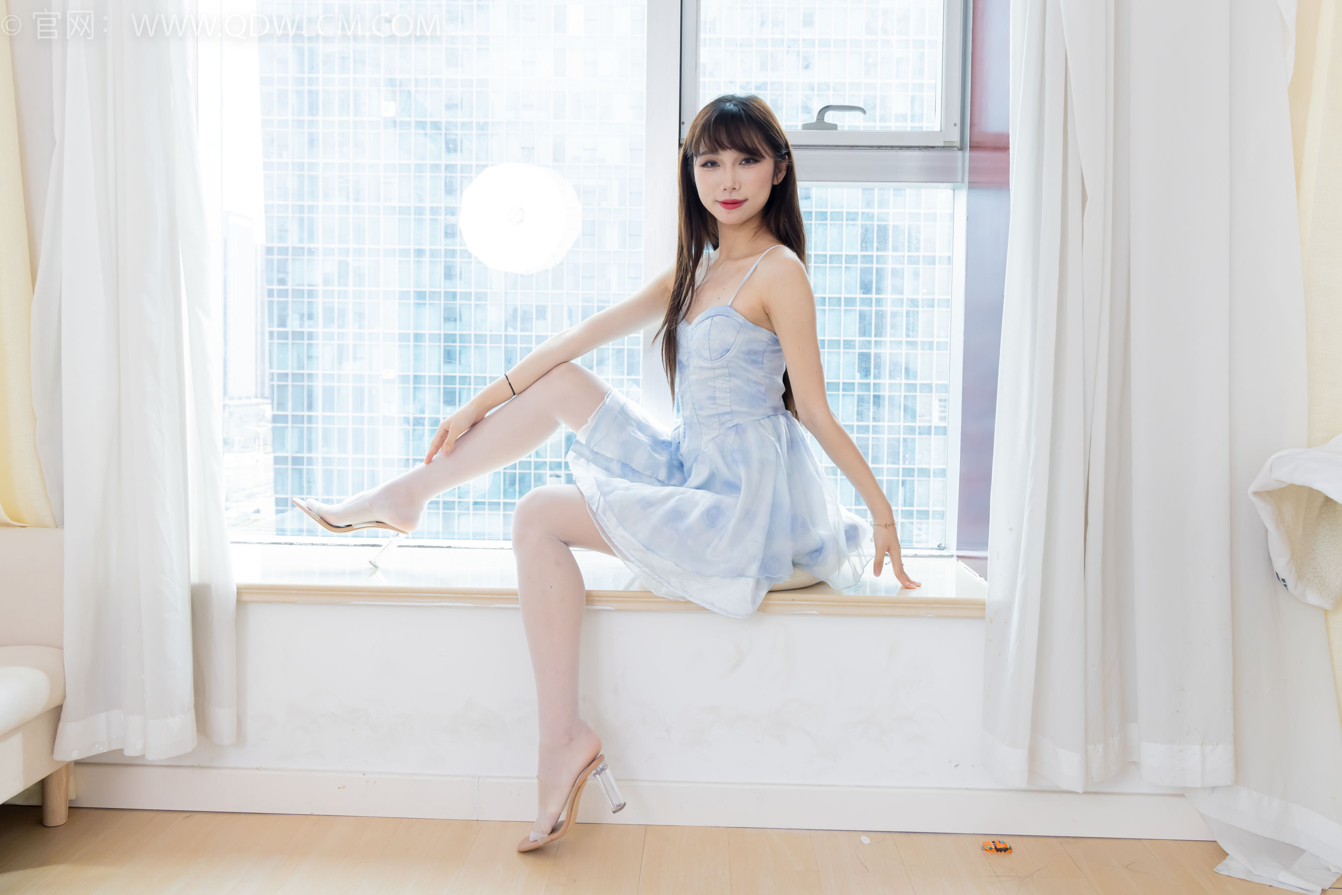 物恋传媒 No.2295 泡泡 - 高跟鞋、薄白丝、裸足/(150P)