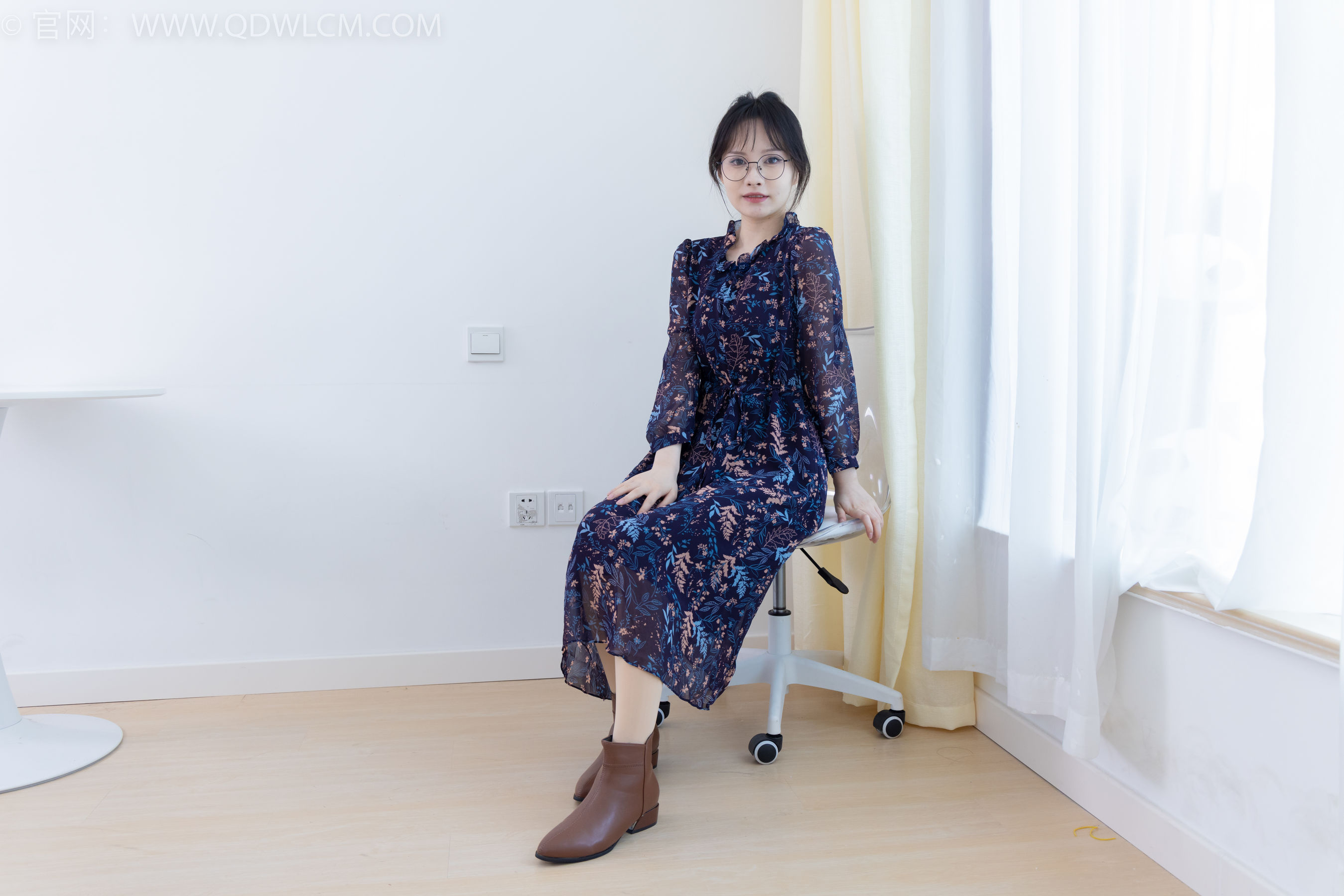 物恋传媒 No.2292 小酒 - 短靴、厚肉丝、踩小蛋糕剧情/(150P)