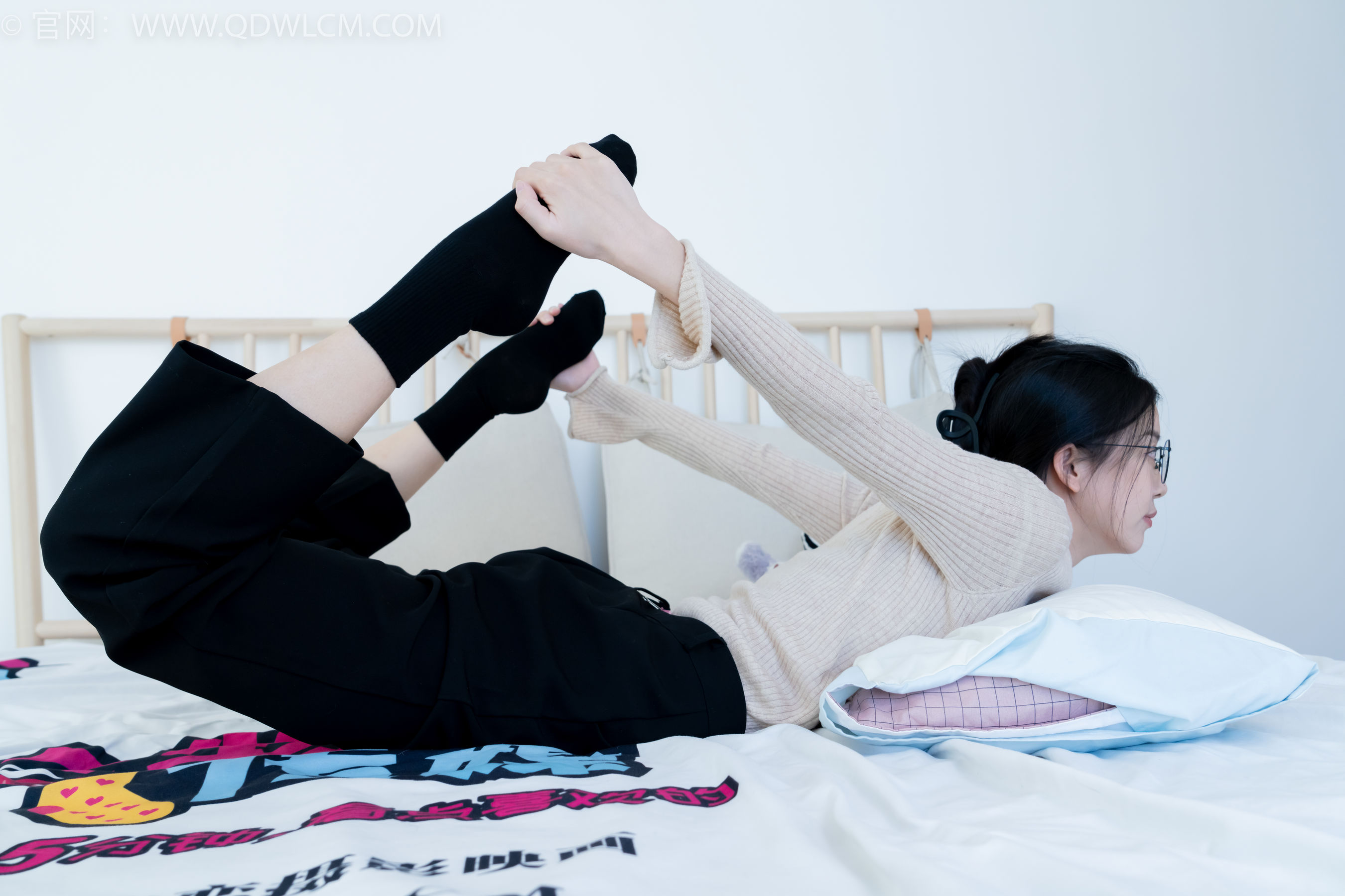 物恋传媒 No.2290 茯苓 - 板鞋、皮鞋、白船袜、黑棉袜、皮筋绑脚老头乐挠脚剧情/(230P)