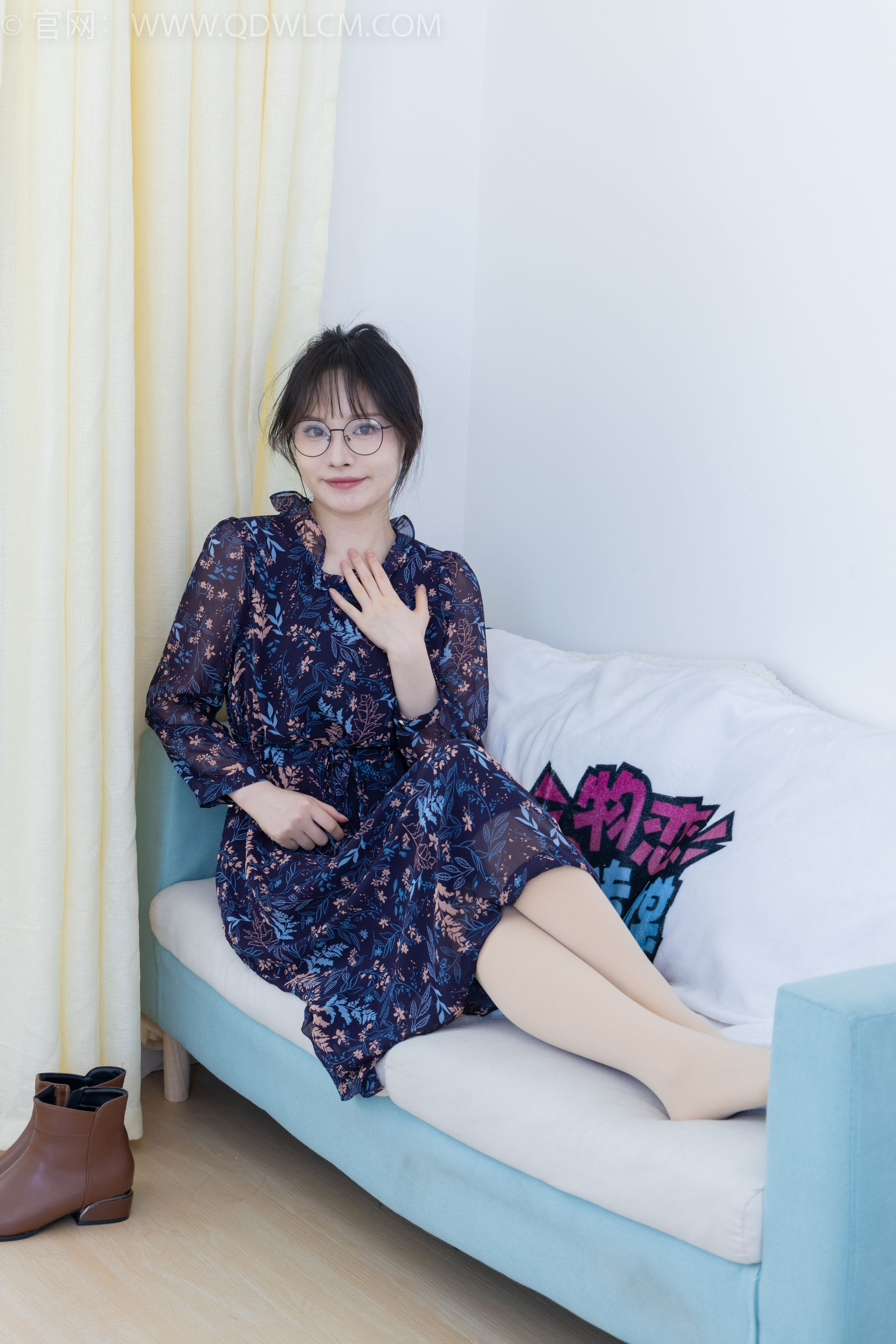 物恋传媒 No.2292 小酒 - 短靴、厚肉丝、踩小蛋糕剧情/(150P)