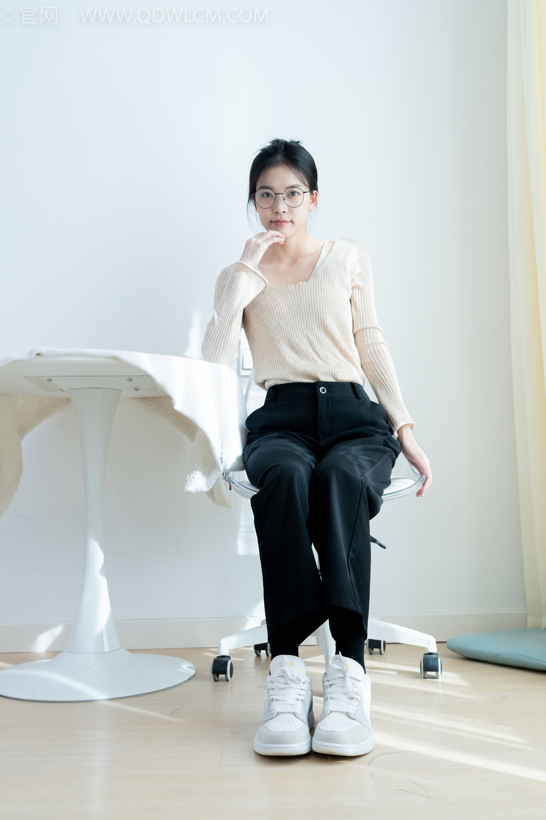 物恋传媒 No.2290 茯苓 - 板鞋、皮鞋、白船袜、黑棉袜、皮筋绑脚老头乐挠脚剧情/(230P)