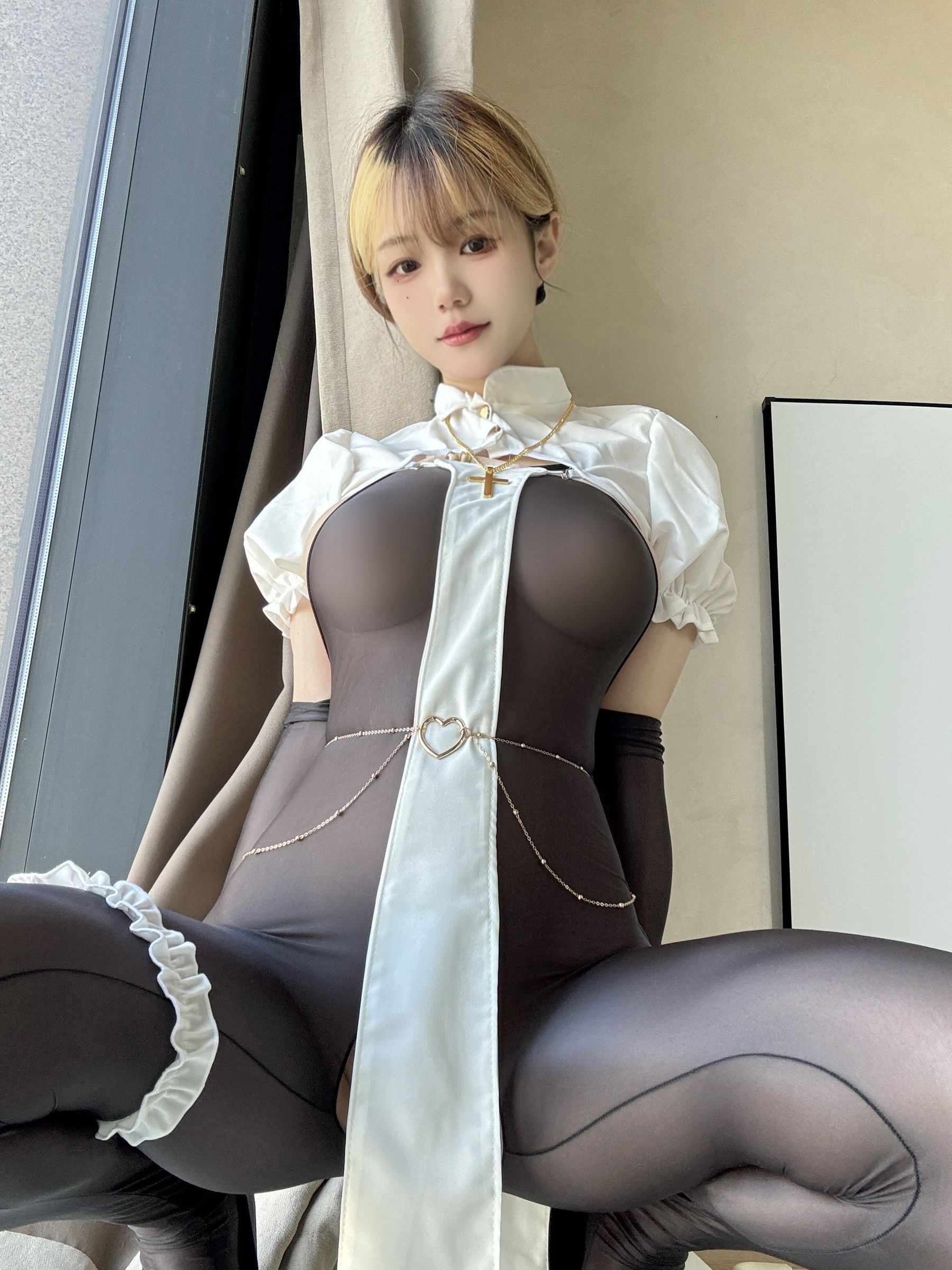 动漫博主 小仓千代w - 2024年11月fantia写真-红色/(15P)