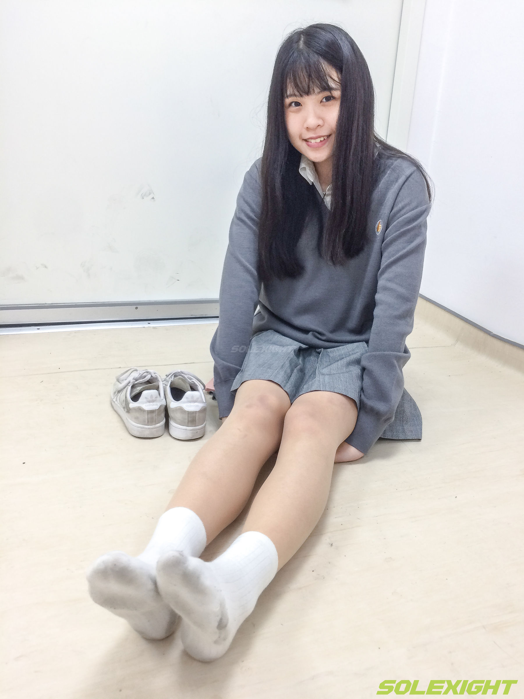 台湾solexight足控福利 - Dora 脏臭白袜 丝袜 臭鞋/(90P)