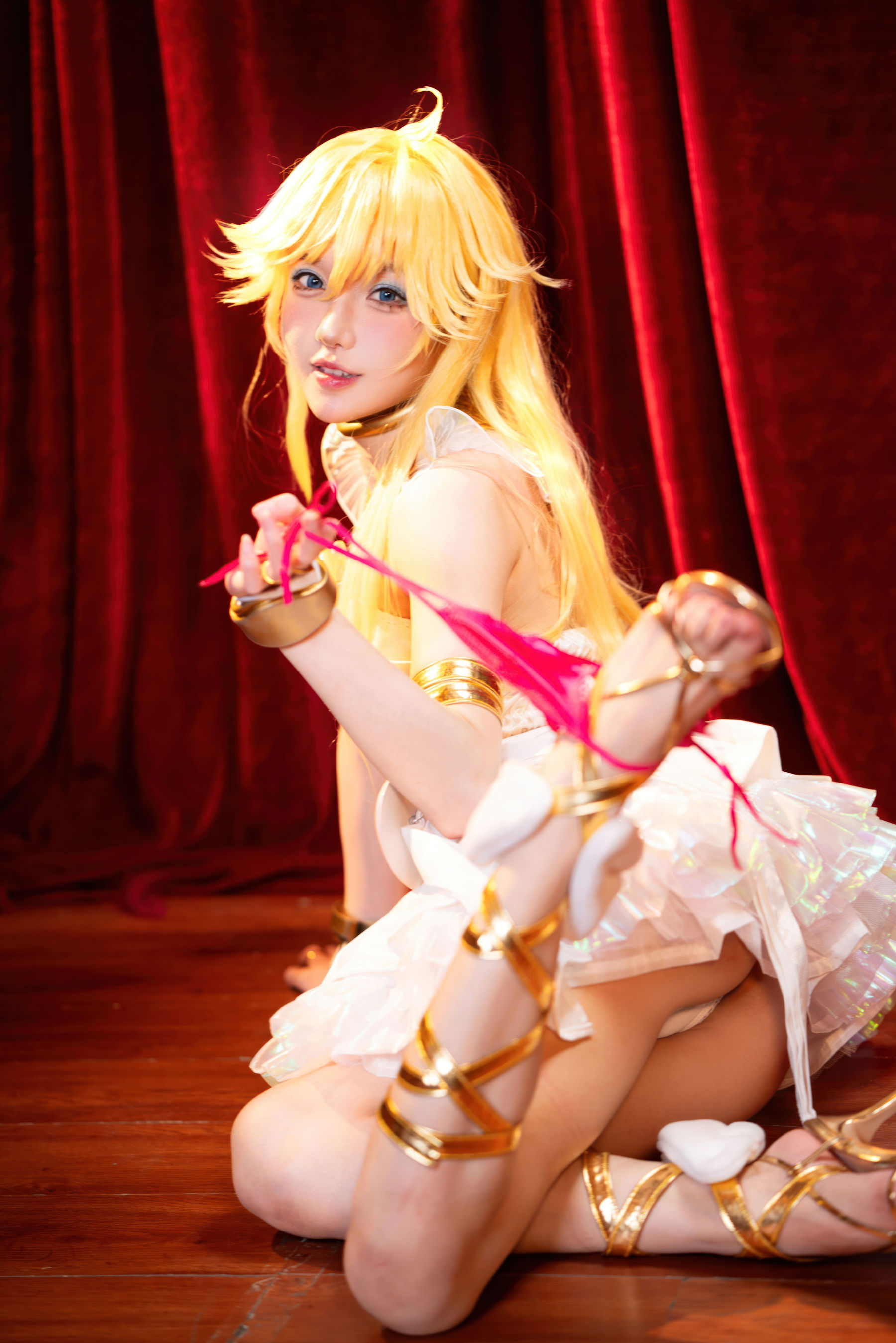 动漫博主 阿包也是兔娘&苏苏苏Sofia - 吊带袜天使/(33P)