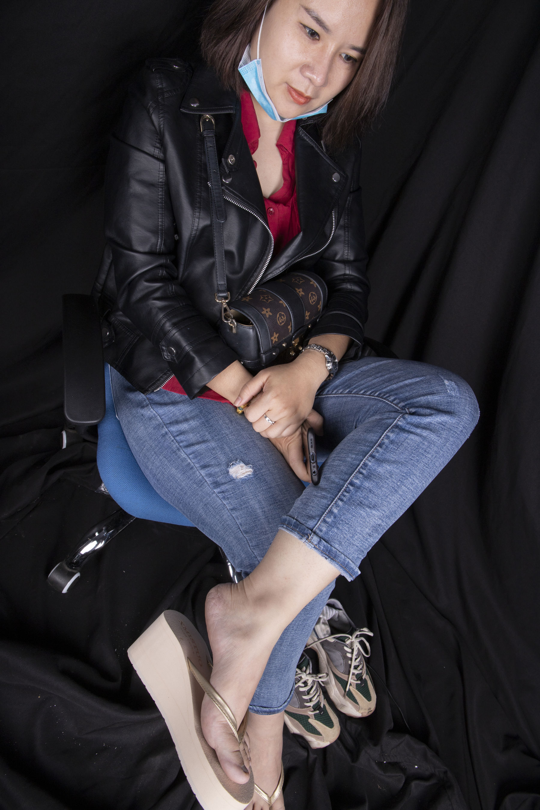 南国足艺 - 新模特熟女红姐性感美脚，玩鞋诱惑，超清晰的细节/(80P)