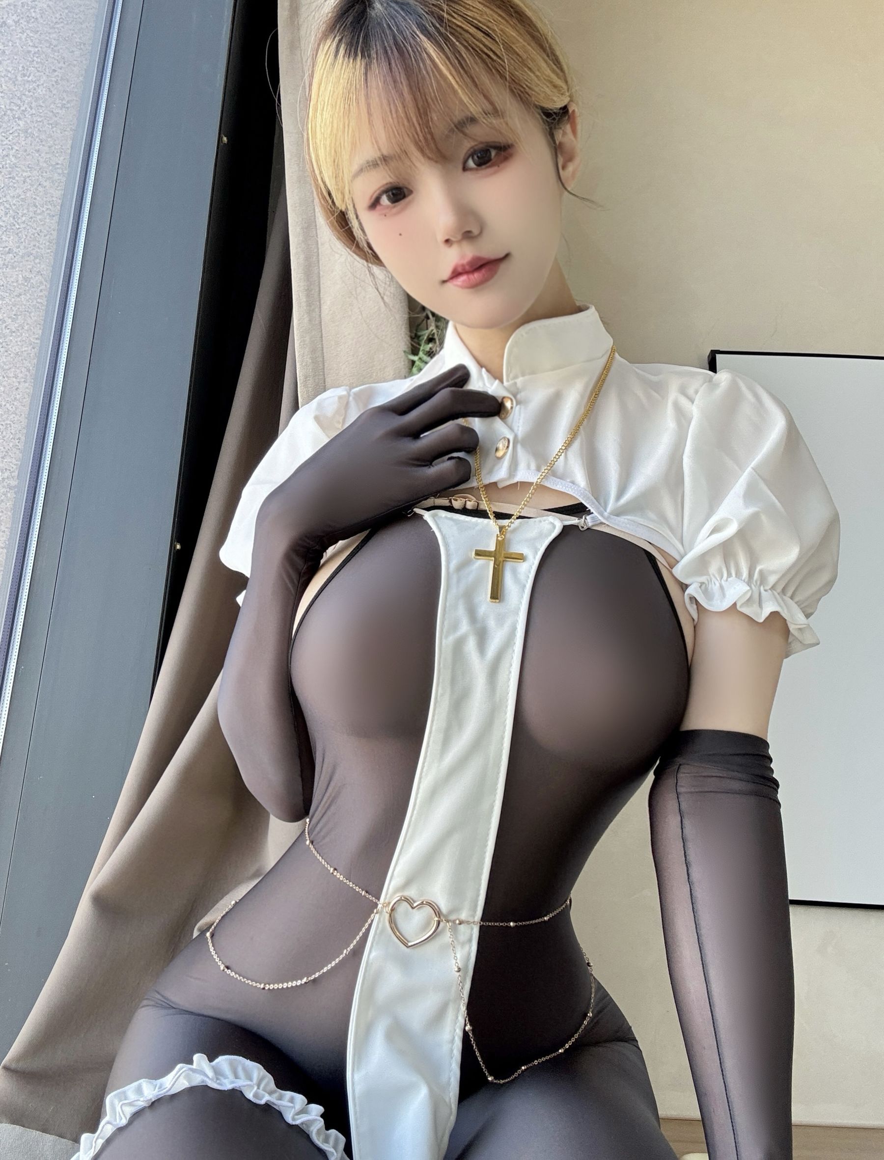 动漫博主 小仓千代w - 2024年11月fantia写真-红色/(15P)