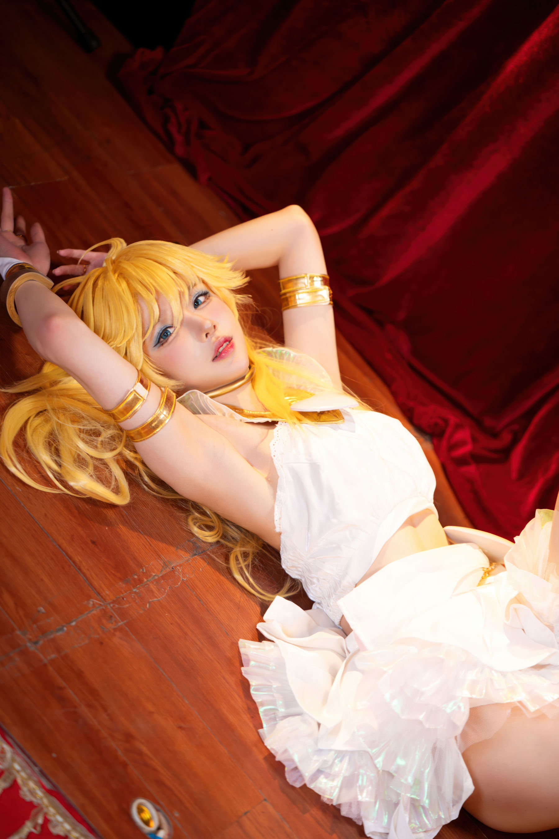 动漫博主 阿包也是兔娘&苏苏苏Sofia - 吊带袜天使/(33P)