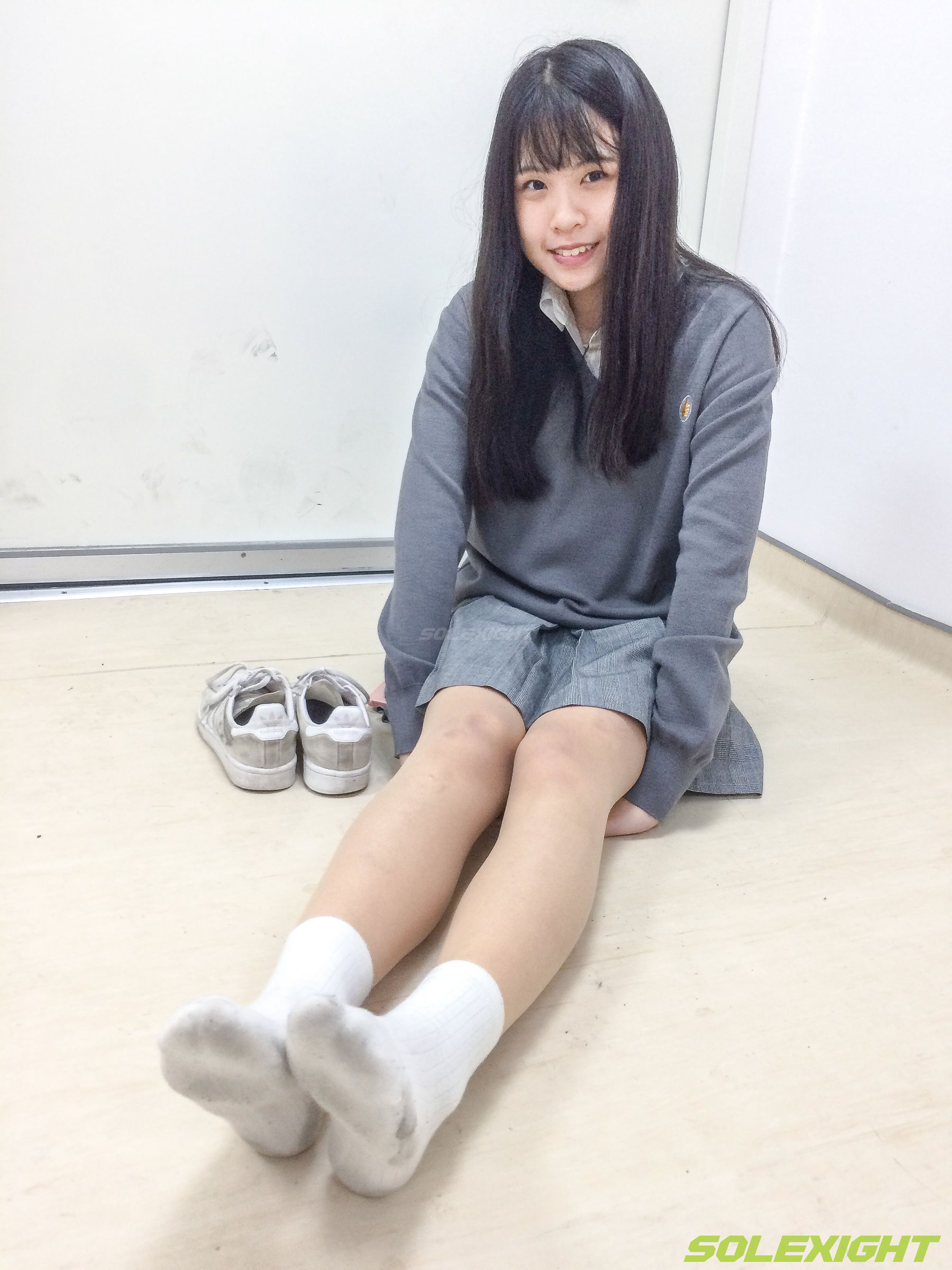 台湾solexight足控福利 - Dora 脏臭白袜 丝袜 臭鞋/(90P)