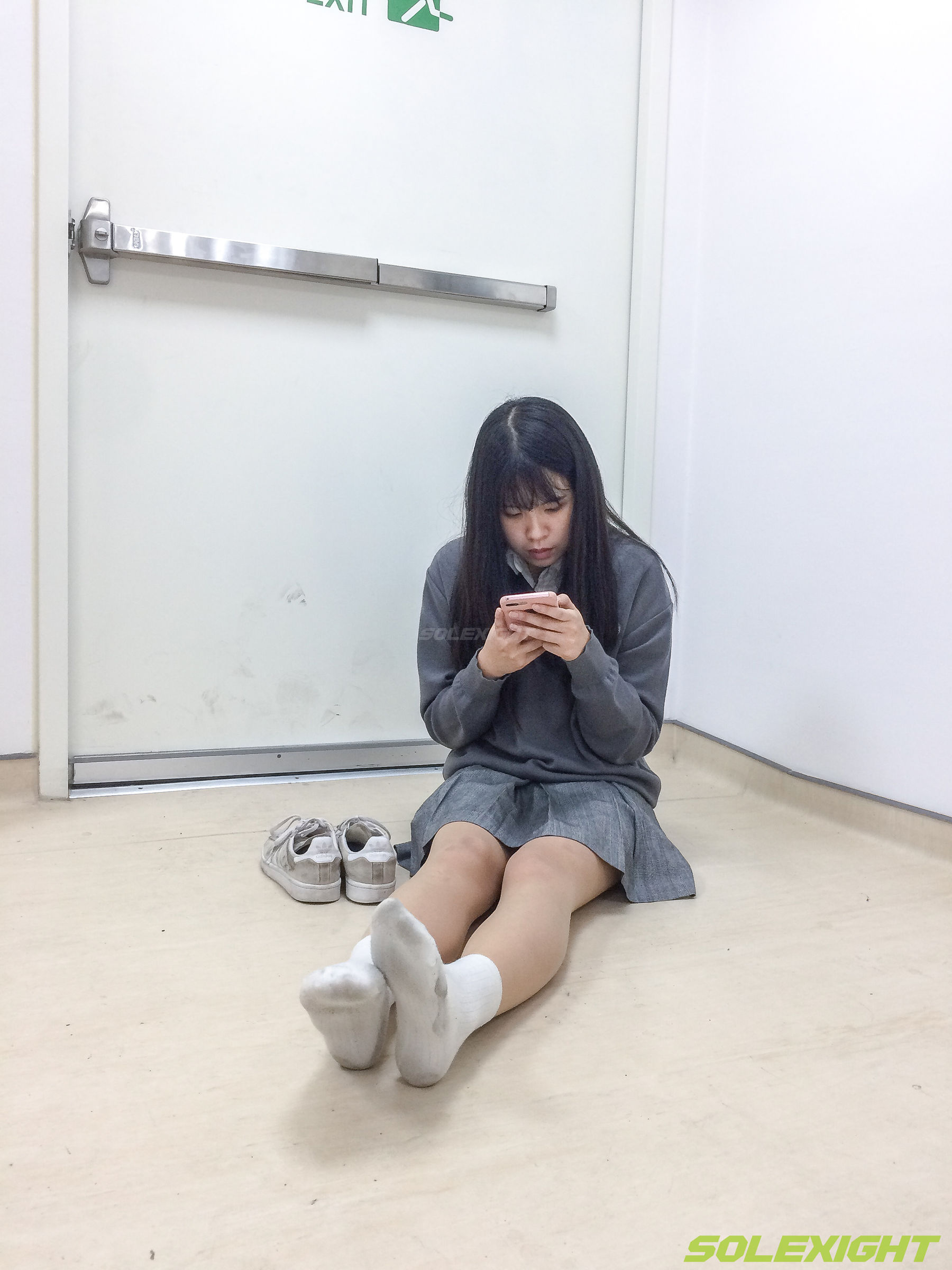 台湾solexight足控福利 - Dora 脏臭白袜 丝袜 臭鞋/(90P)