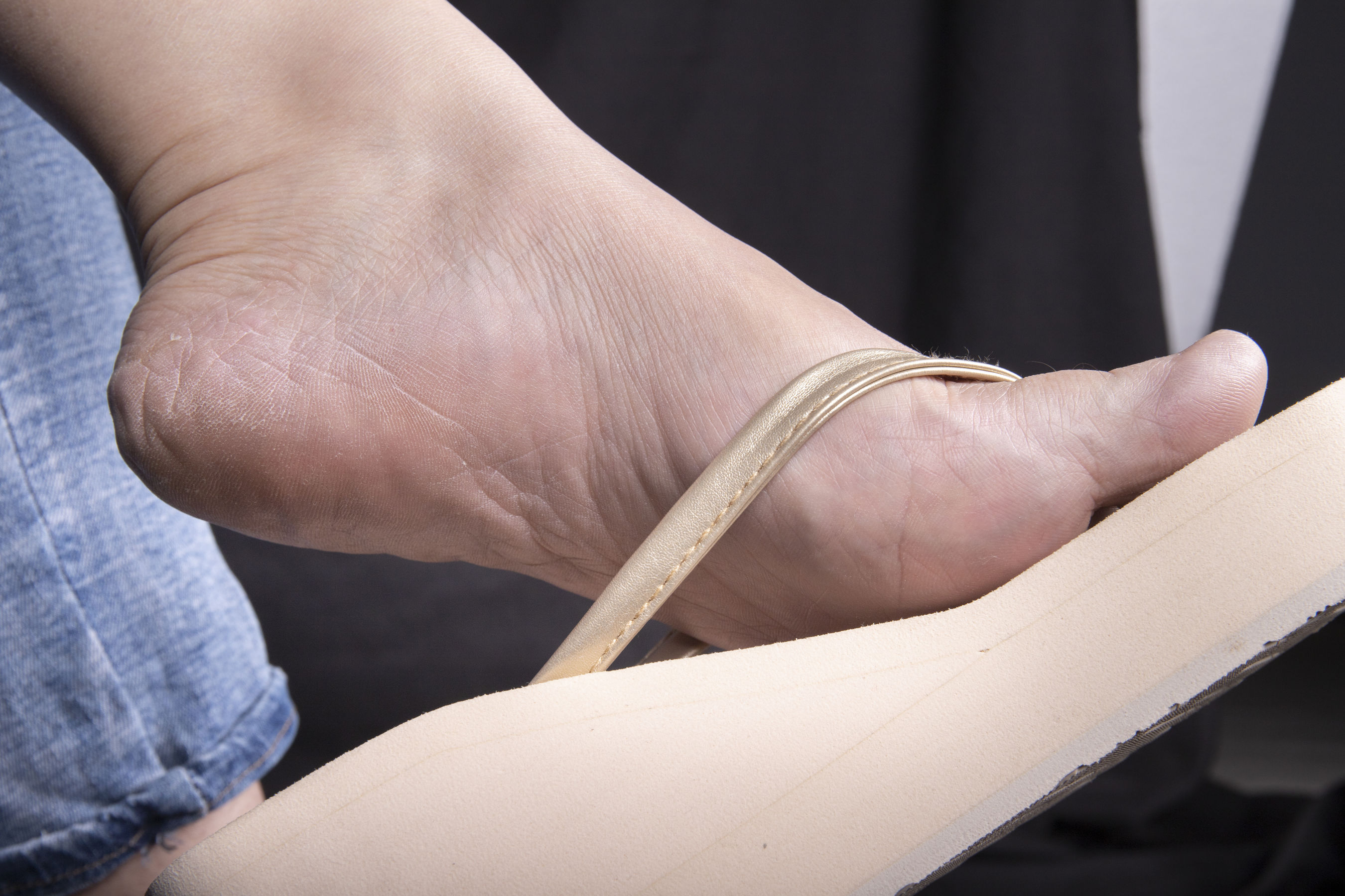 南国足艺 - 新模特熟女红姐性感美脚，玩鞋诱惑，超清晰的细节/(80P)