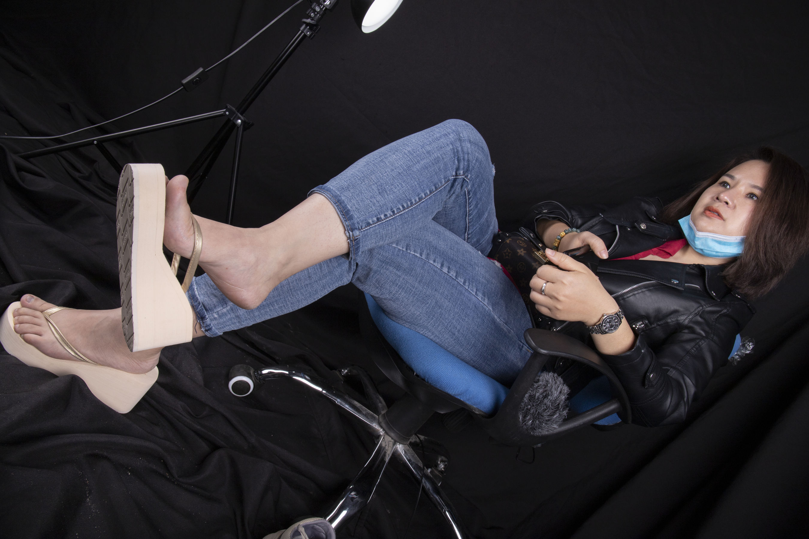 南国足艺 - 新模特熟女红姐性感美脚，玩鞋诱惑，超清晰的细节/(80P)