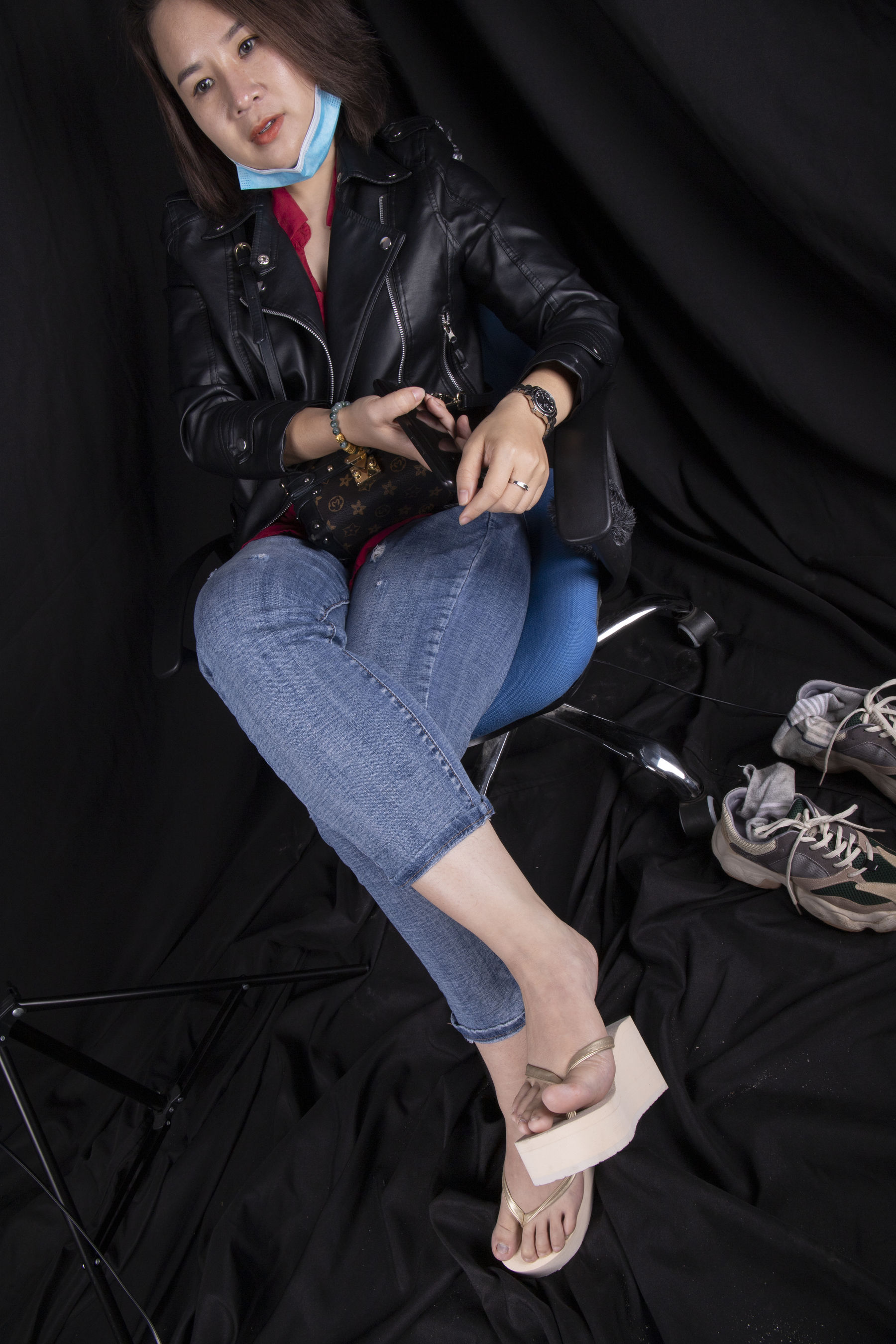 南国足艺 - 新模特熟女红姐性感美脚，玩鞋诱惑，超清晰的细节/(80P)