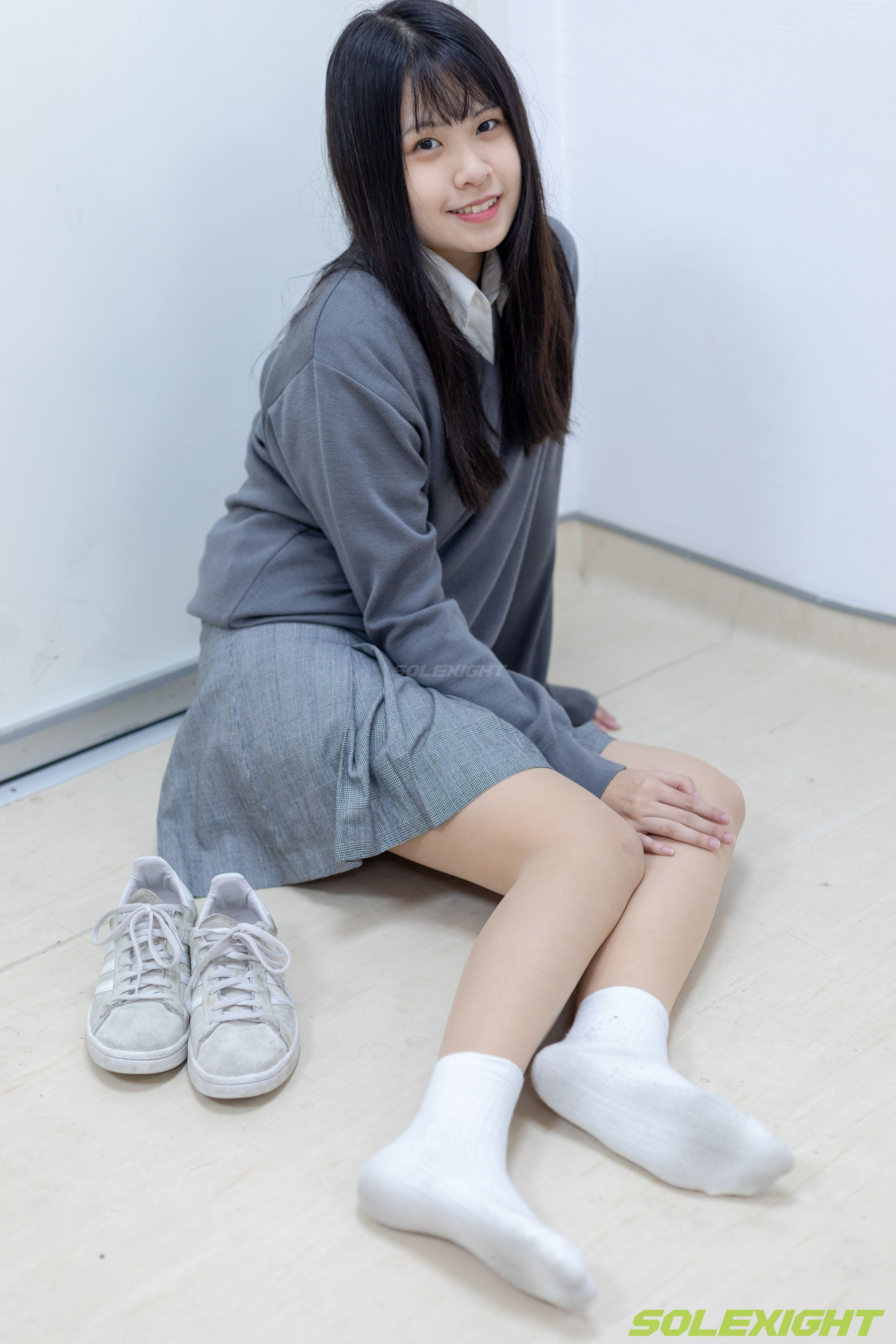 台湾solexight足控福利 - Dora 脏臭白袜 丝袜 臭鞋/(90P)