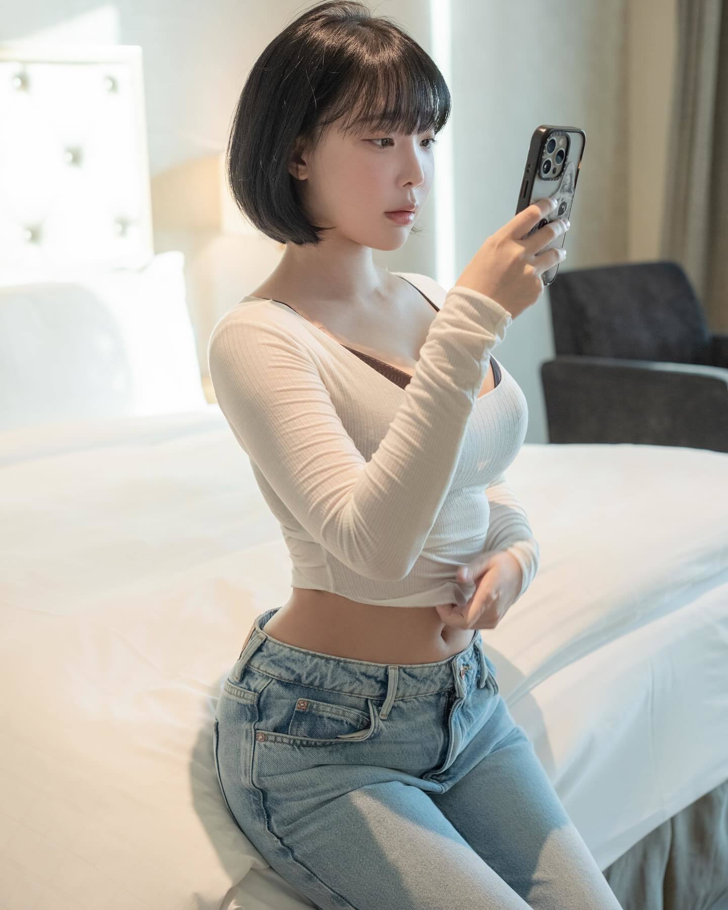 姜仁卿 Kang In-kyung - White T-Shirt and Jeans Concept/(20P)