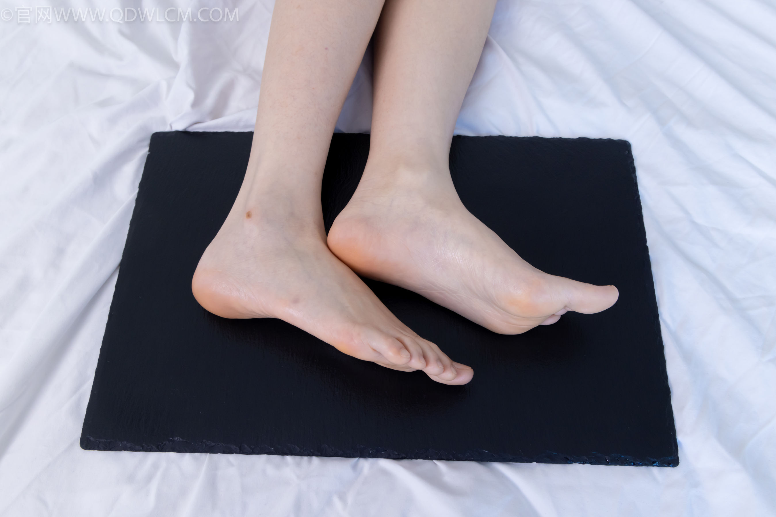 物恋传媒 No.2331 菜菜 - 高跟鞋、薄黑丝、裸足/(352P)