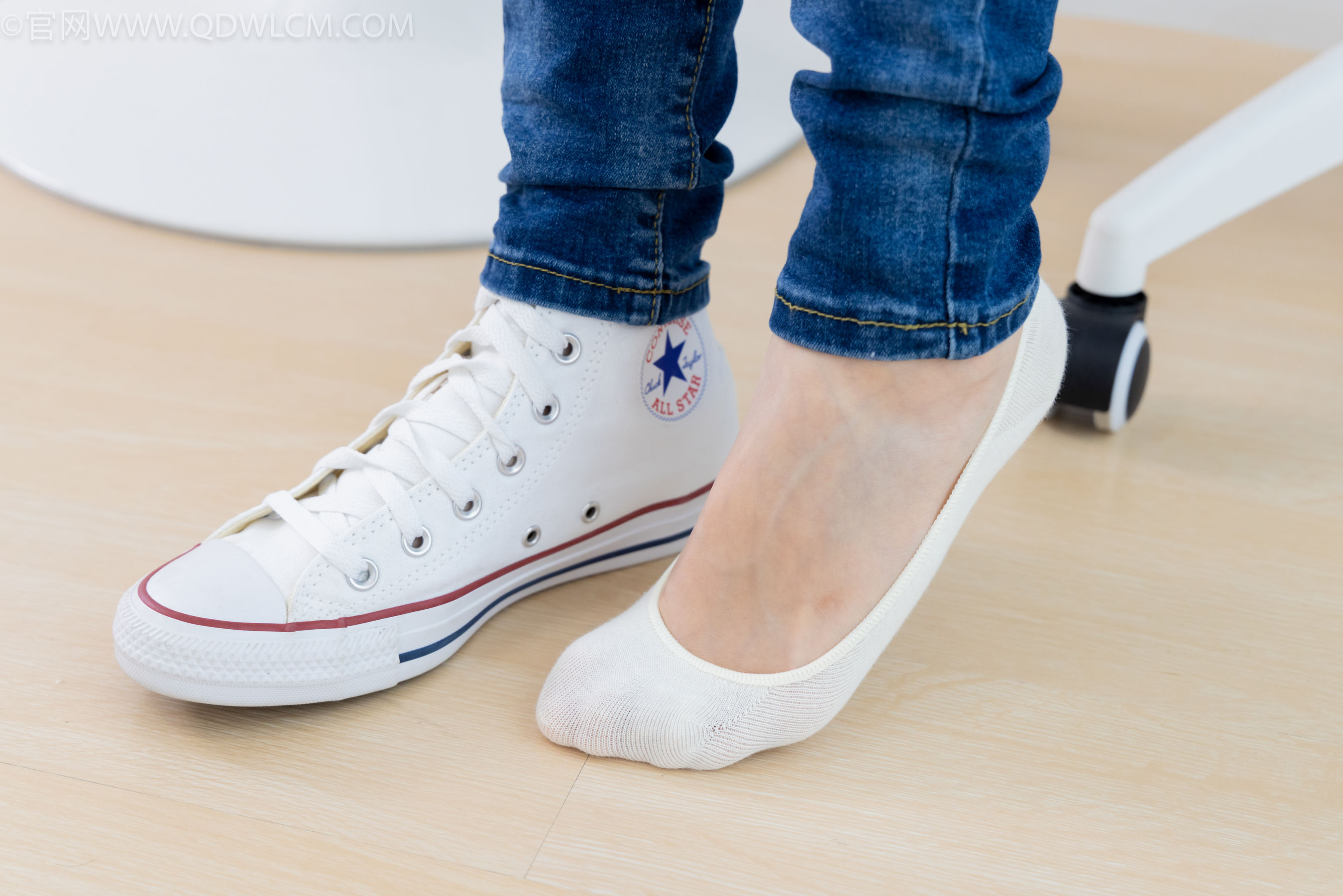 物恋传媒 No.2329 小竹 - 帆布鞋、白船袜、肚子疼揉肚子剧情/(158P)