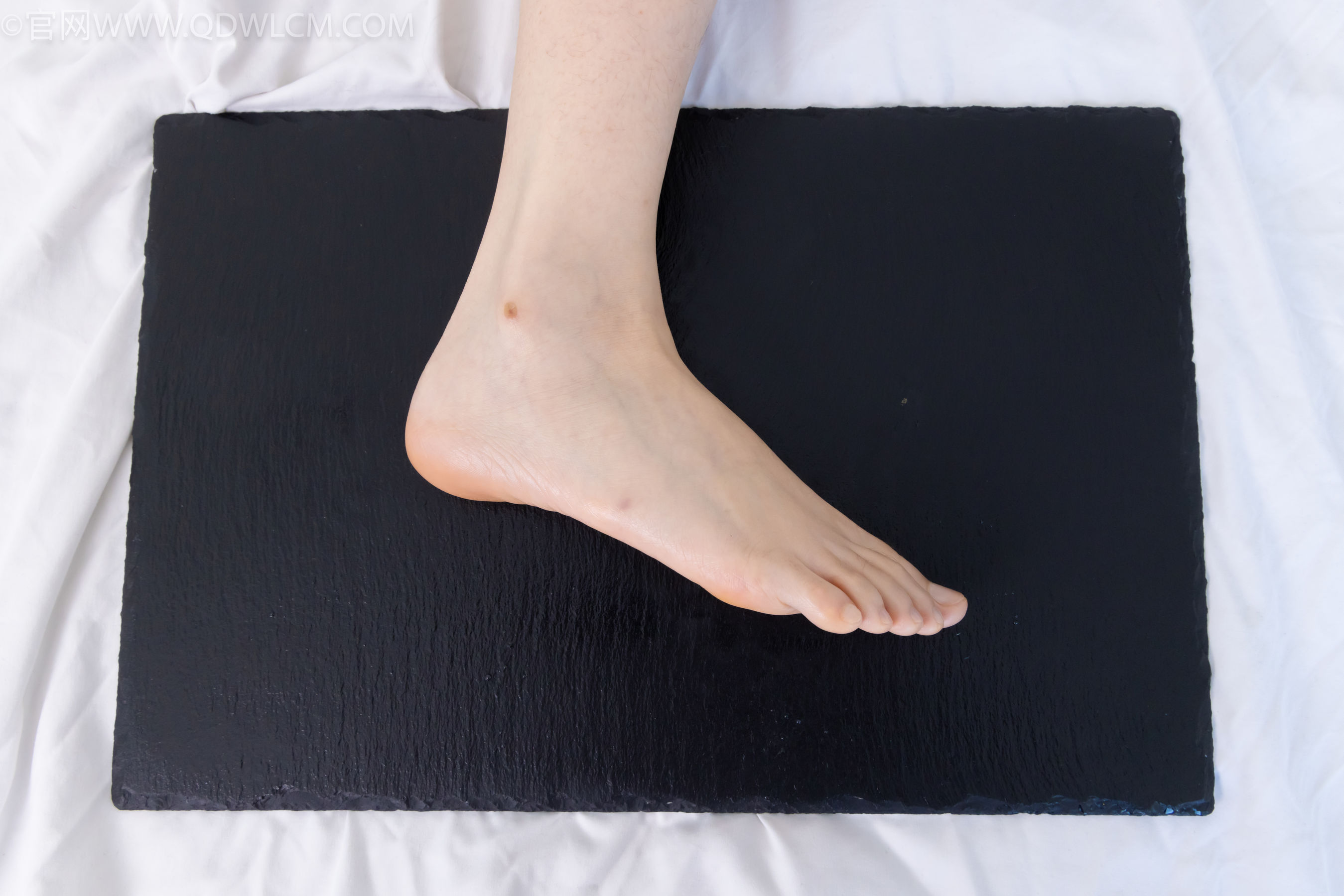 物恋传媒 No.2331 菜菜 - 高跟鞋、薄黑丝、裸足/(352P)