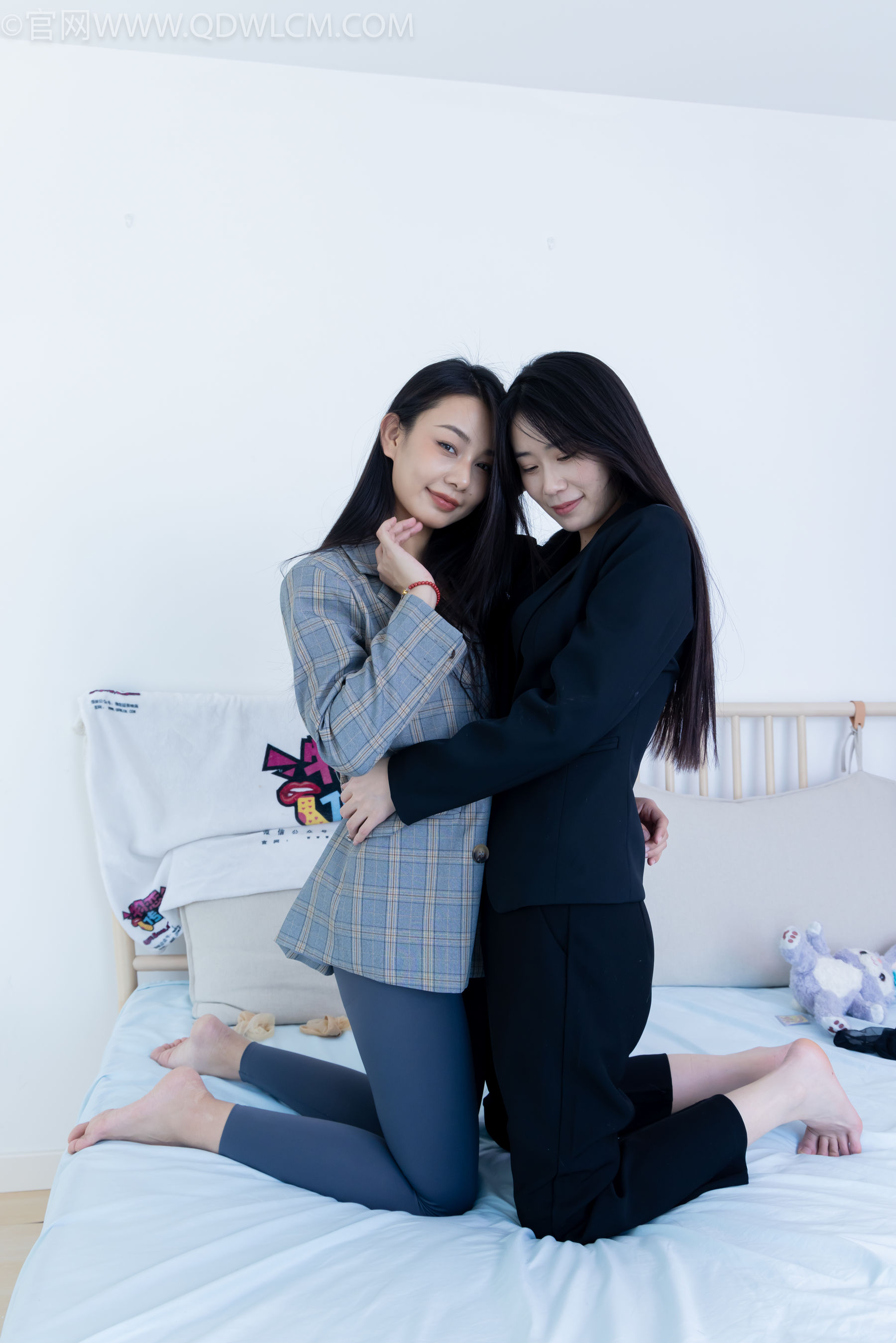 物恋传媒 No.2338 菜菜&岚岚 - 两双平底鞋、短黑丝、短肉丝/(169P)