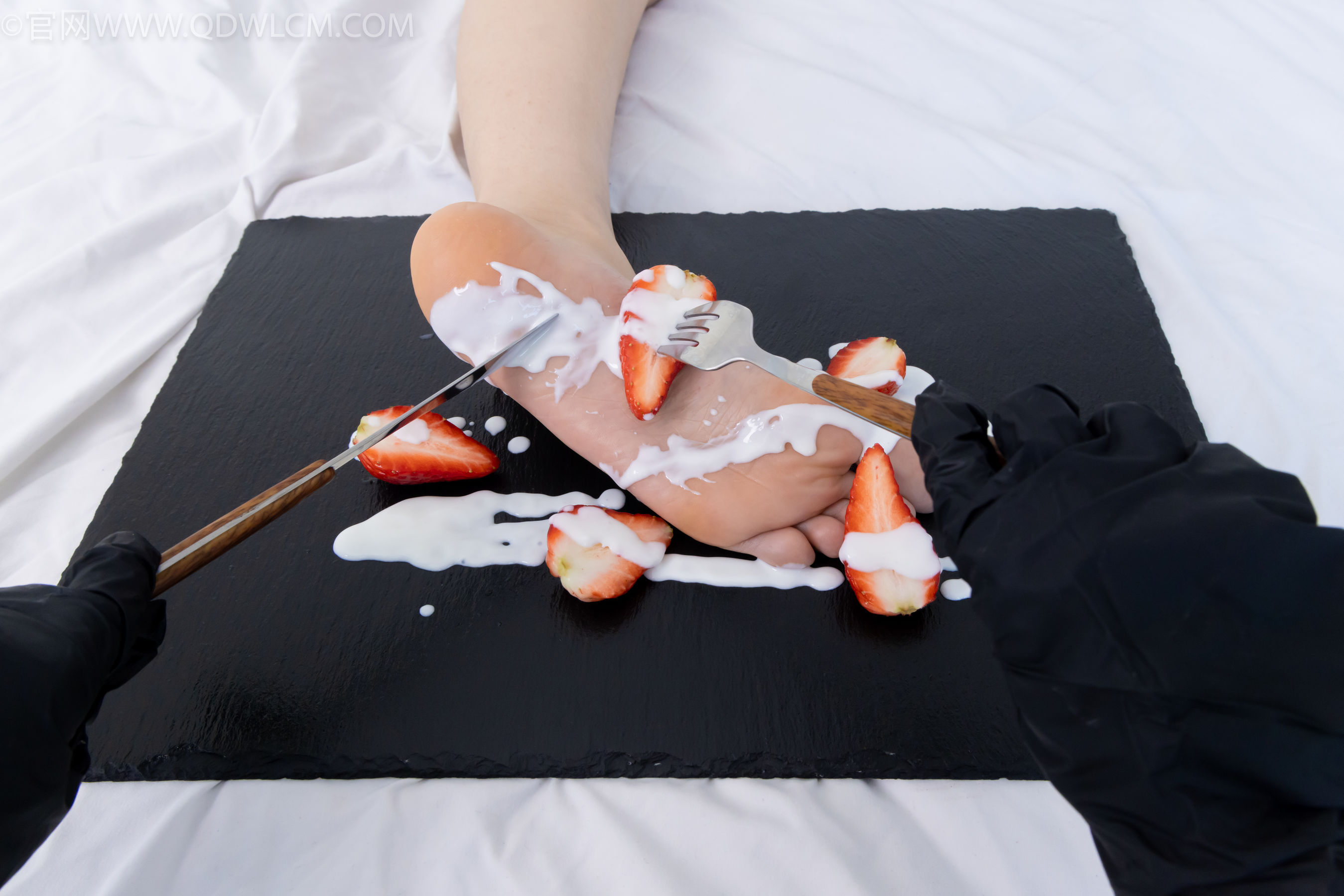 物恋传媒 No.2331 菜菜 - 高跟鞋、薄黑丝、裸足/(352P)