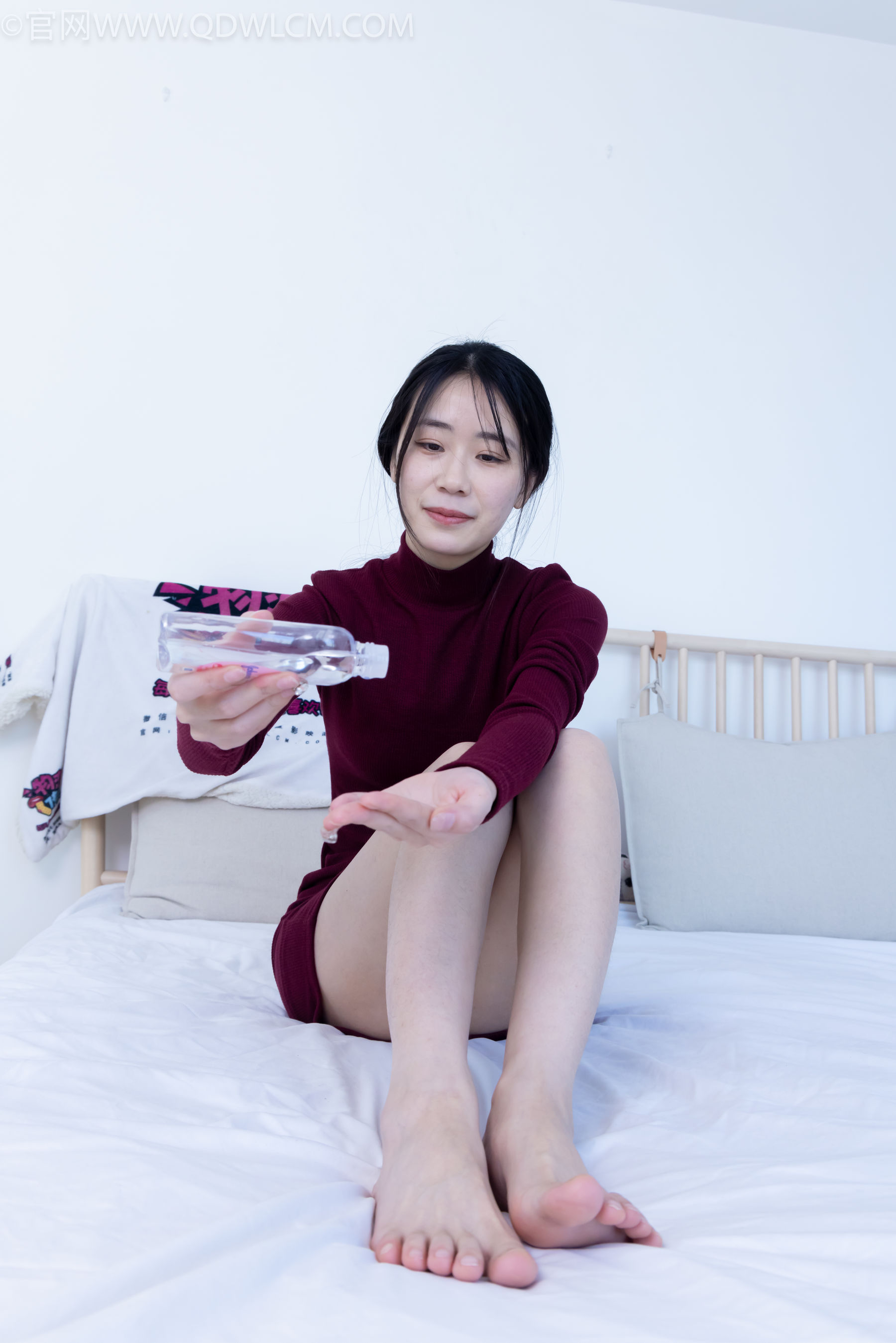 物恋传媒 No.2331 菜菜 - 高跟鞋、薄黑丝、裸足/(352P)