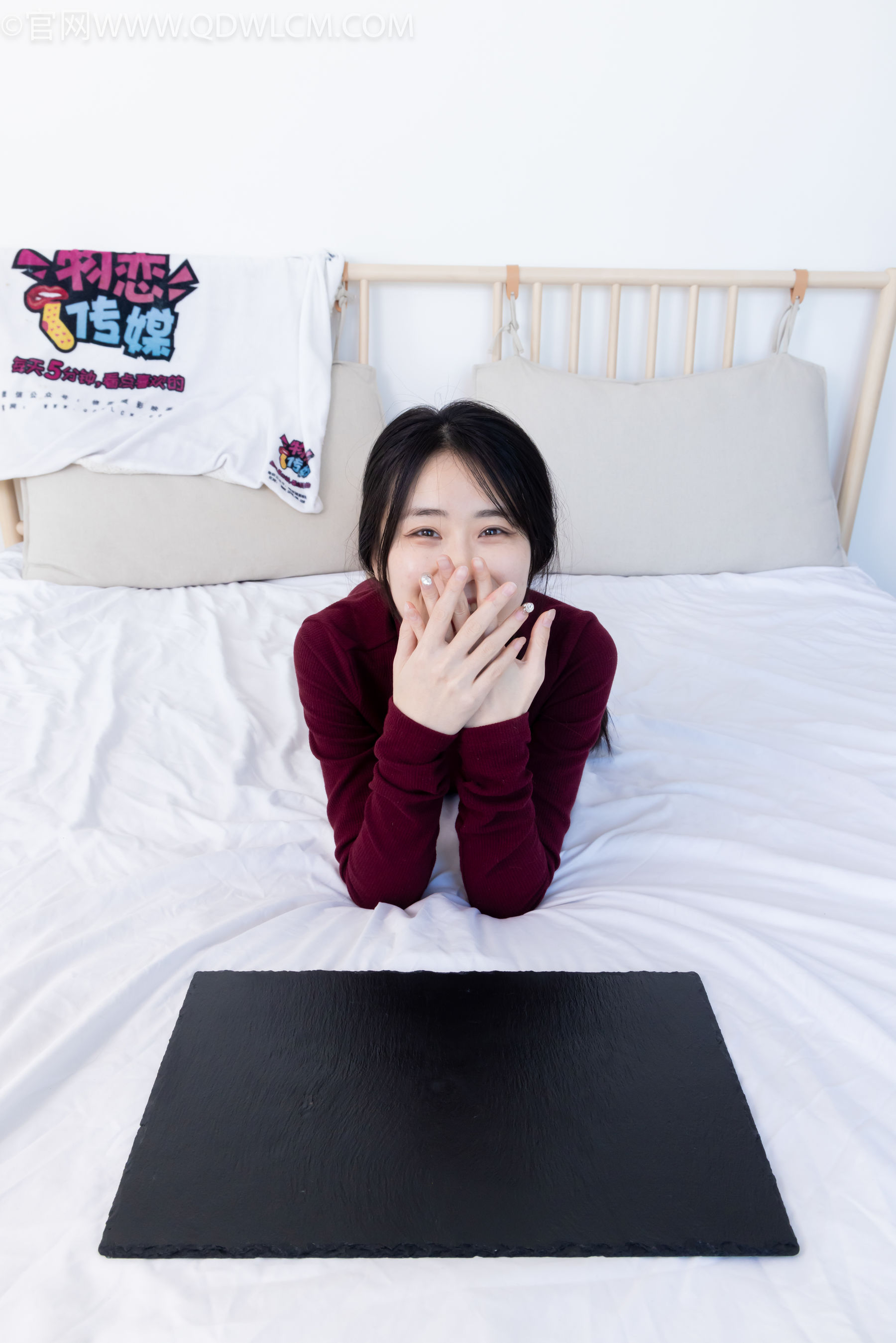 物恋传媒 No.2331 菜菜 - 高跟鞋、薄黑丝、裸足/(352P)