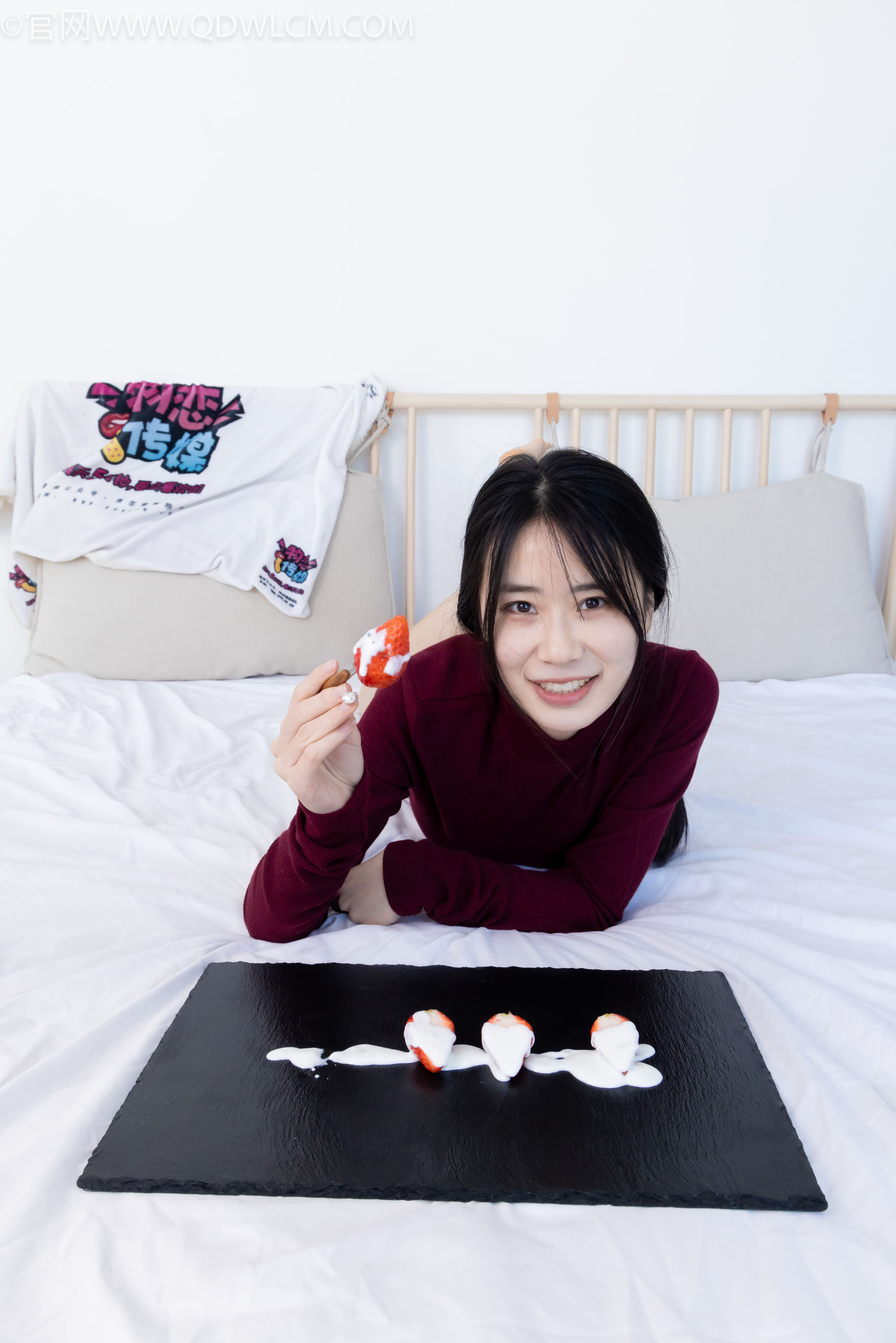 物恋传媒 No.2331 菜菜 - 高跟鞋、薄黑丝、裸足/(352P)