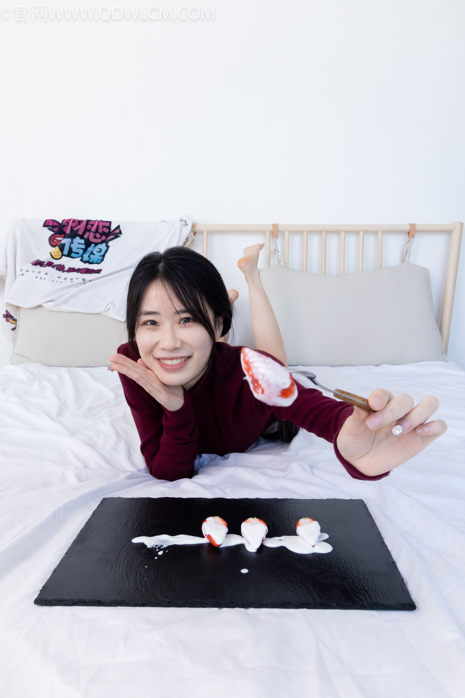 物恋传媒 No.2331 菜菜 - 高跟鞋、薄黑丝、裸足/(352P)