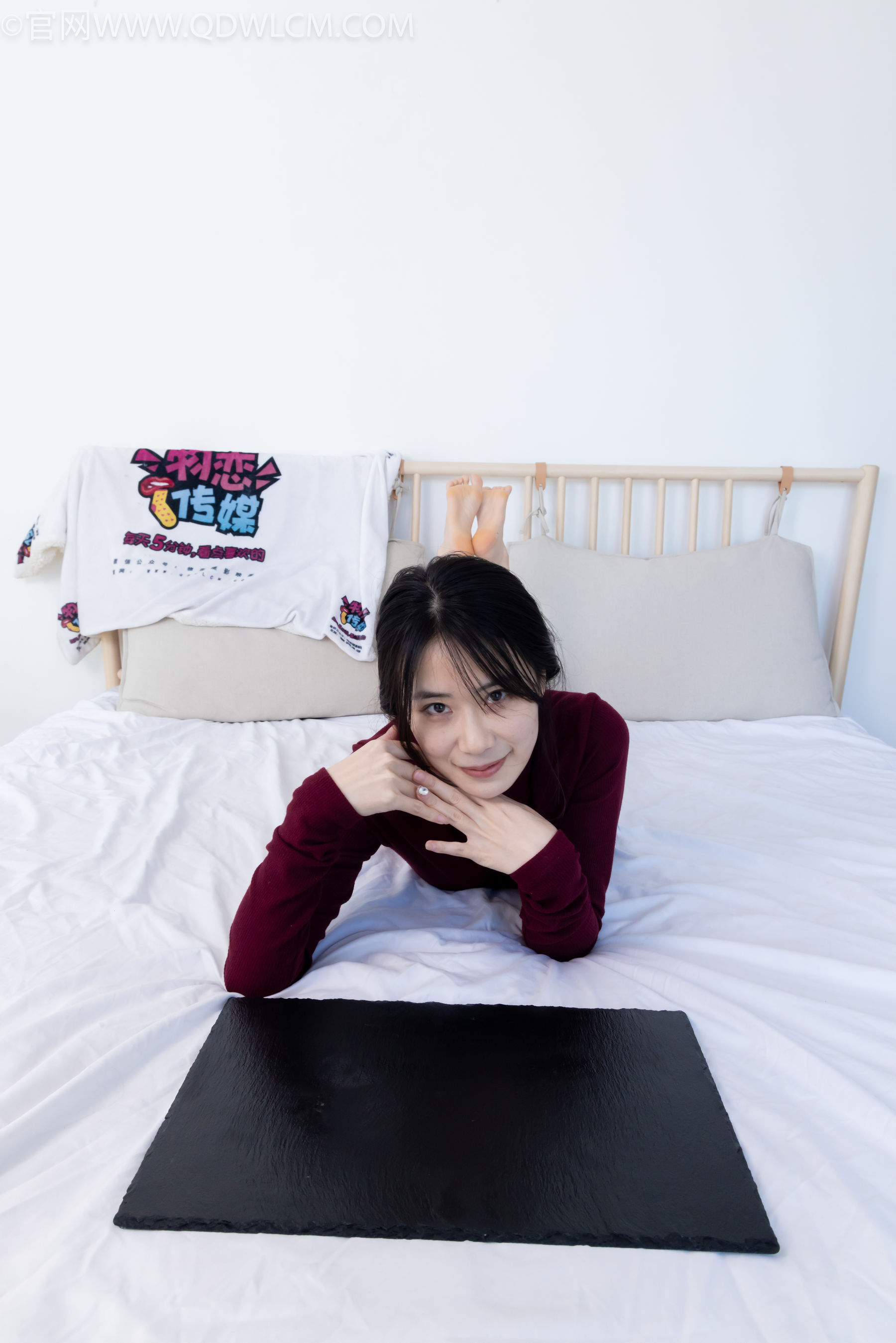 物恋传媒 No.2331 菜菜 - 高跟鞋、薄黑丝、裸足/(352P)