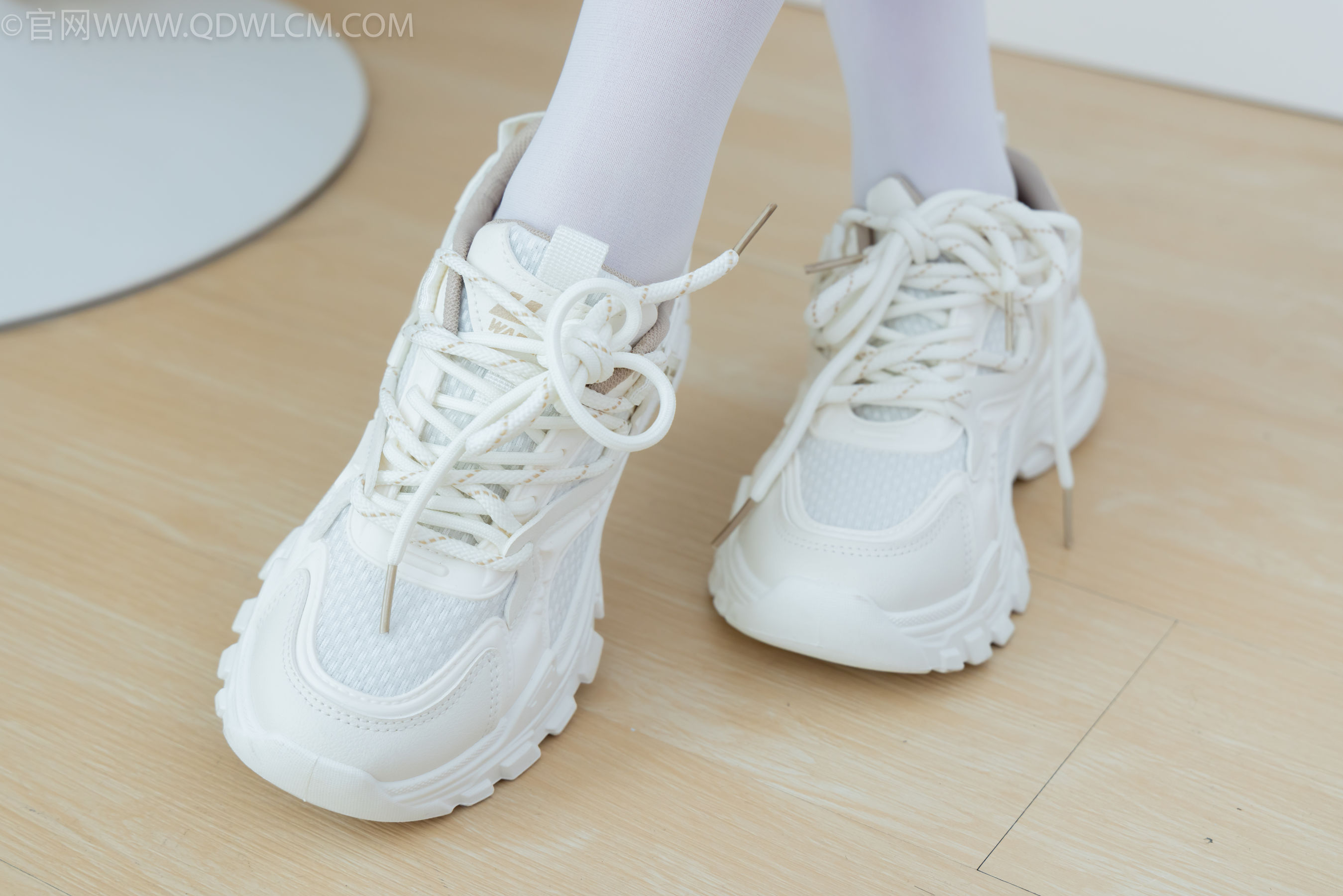 物恋传媒 No.2334 嘉木 - 运动鞋、厚白丝、裸足、裸足/(242P)