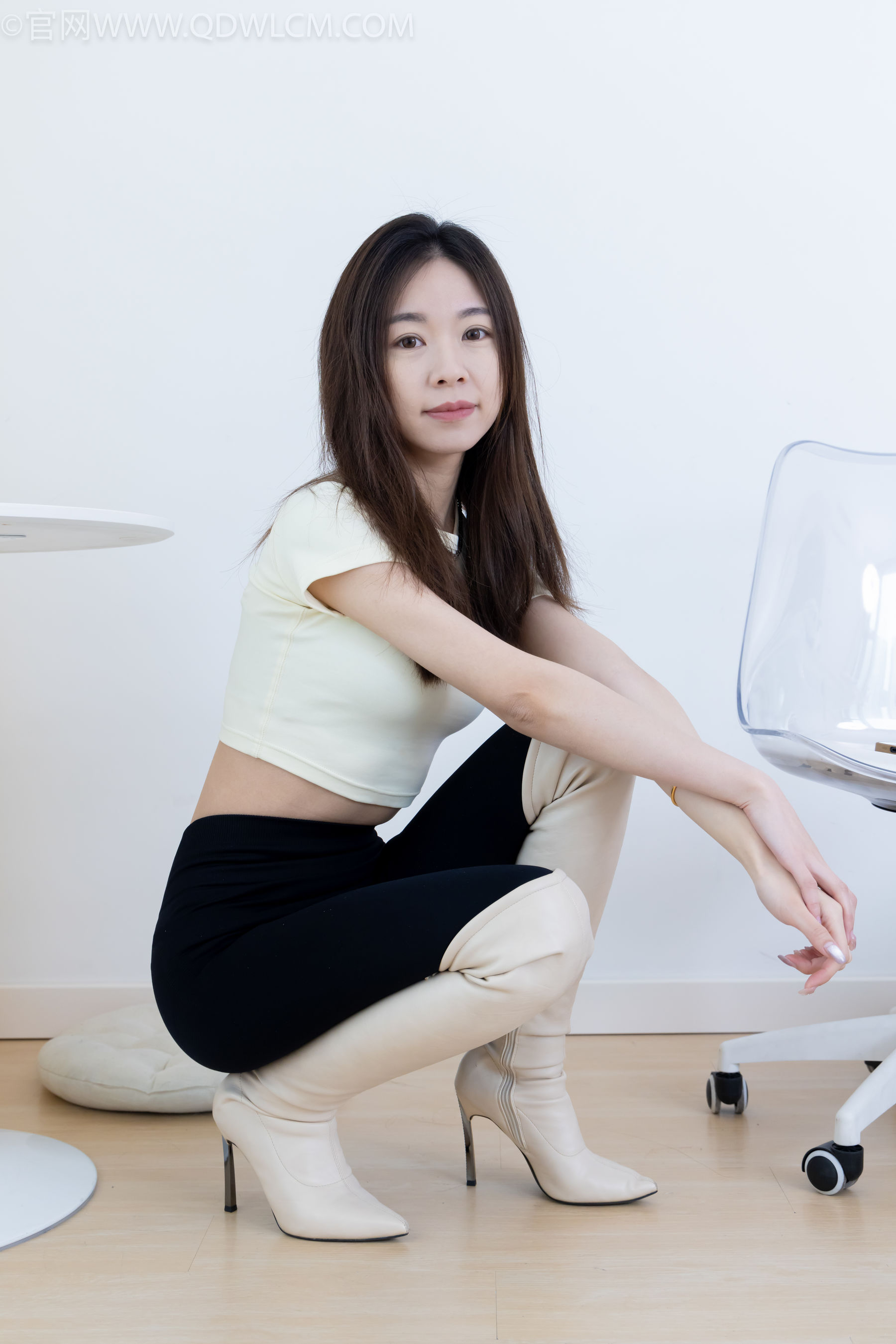 物恋传媒 No.2339 婷婷 - 长靴、白棉袜、裸足/(175P)