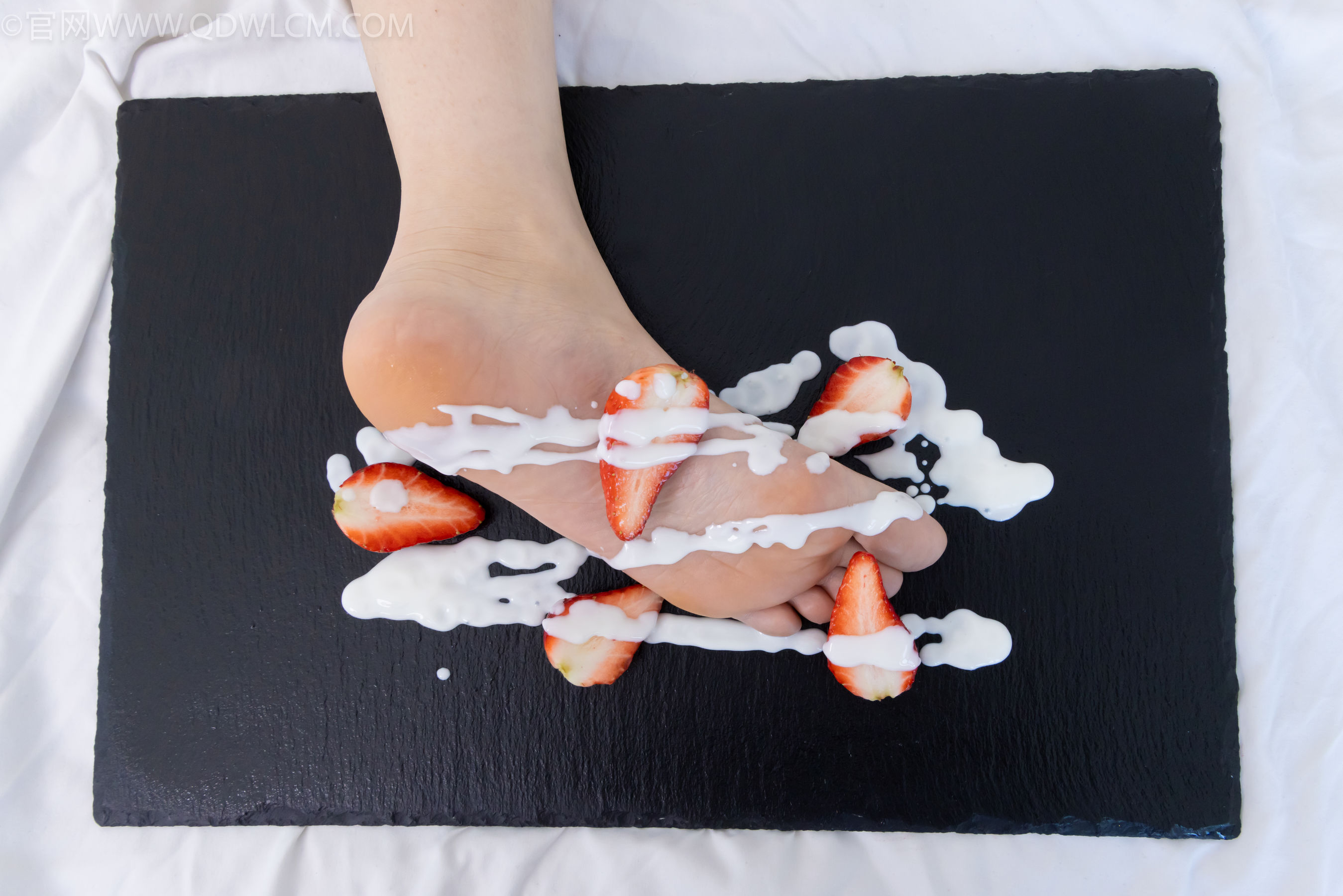 物恋传媒 No.2331 菜菜 - 高跟鞋、薄黑丝、裸足/(352P)