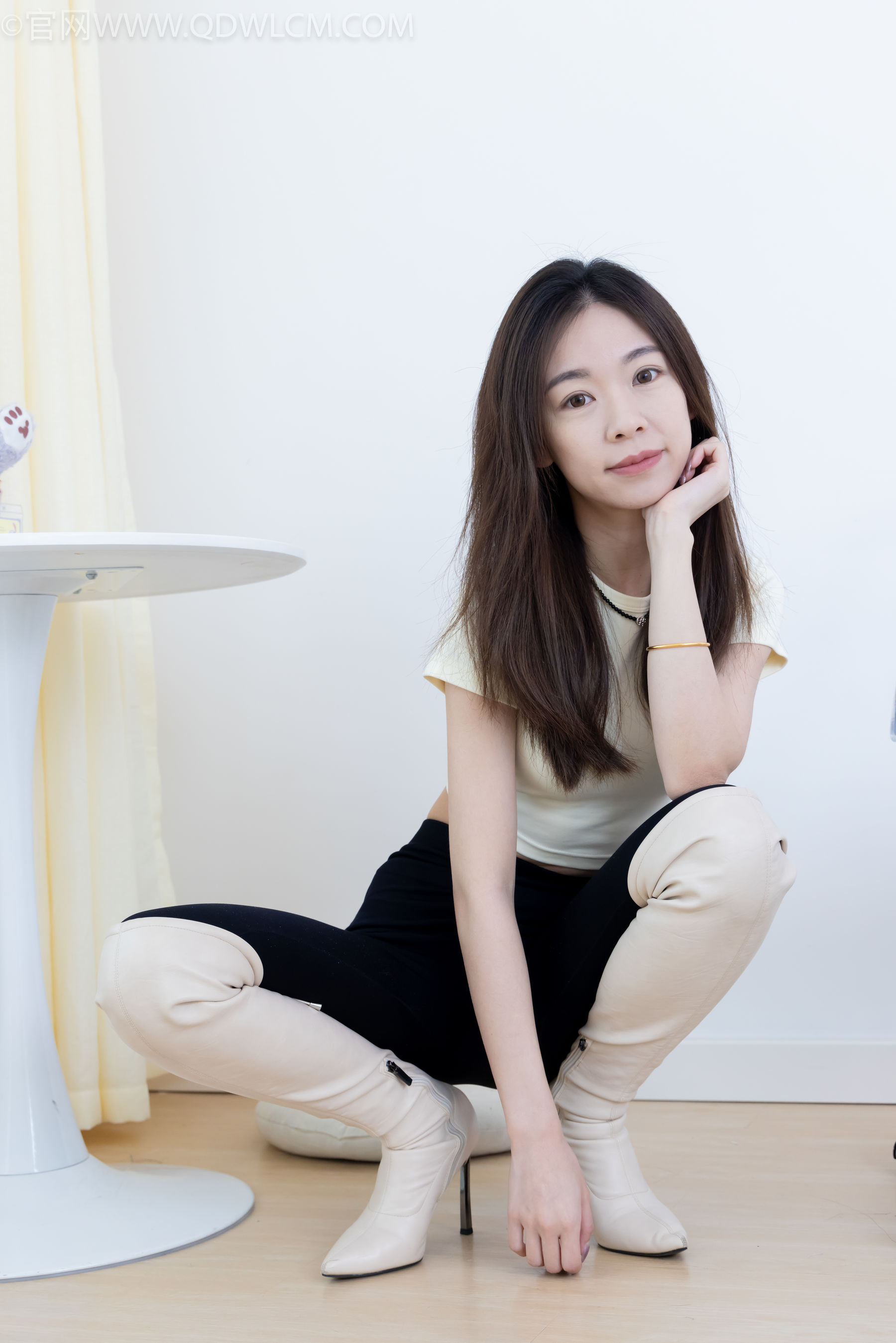 物恋传媒 No.2339 婷婷 - 长靴、白棉袜、裸足/(175P)