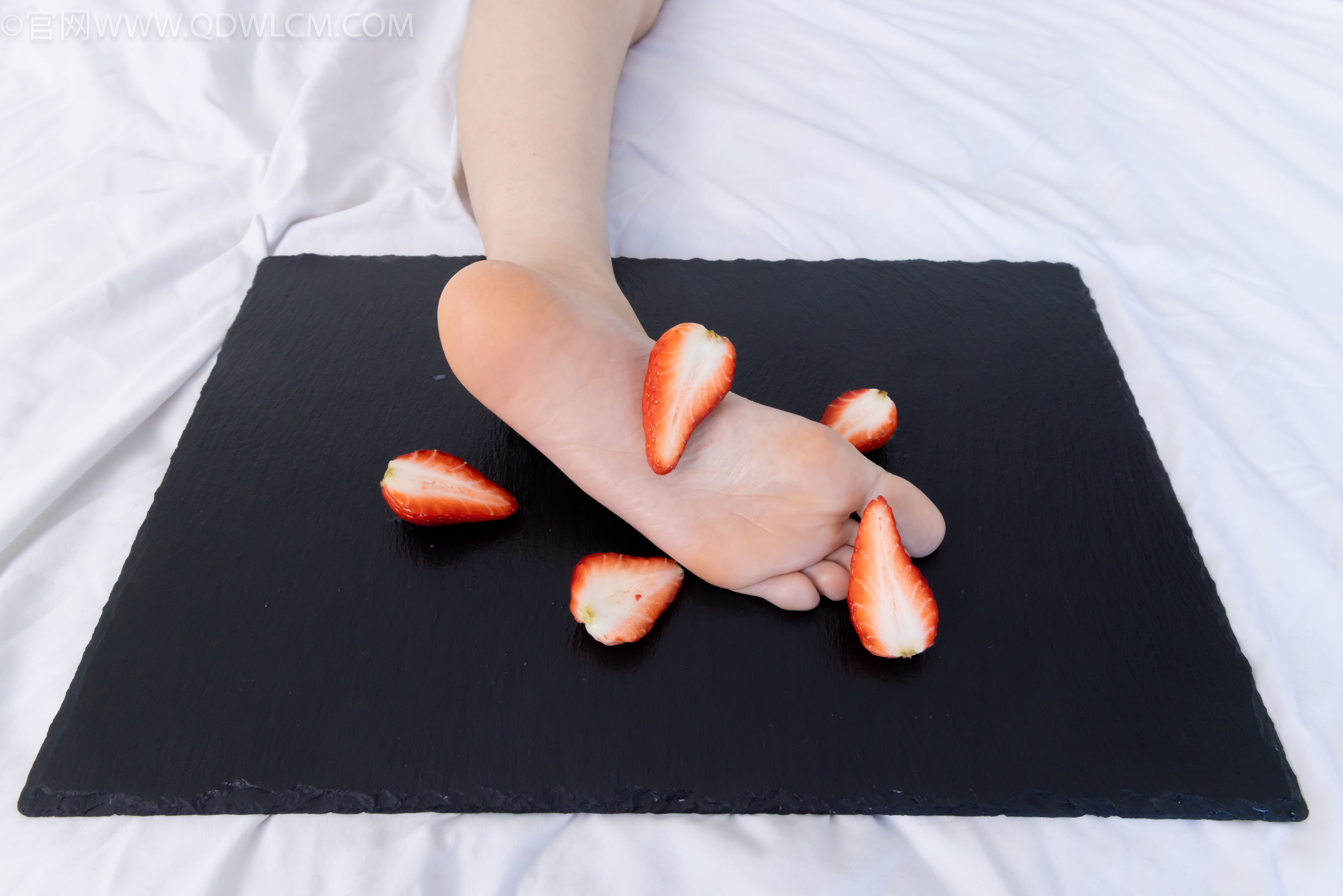 物恋传媒 No.2331 菜菜 - 高跟鞋、薄黑丝、裸足/(352P)