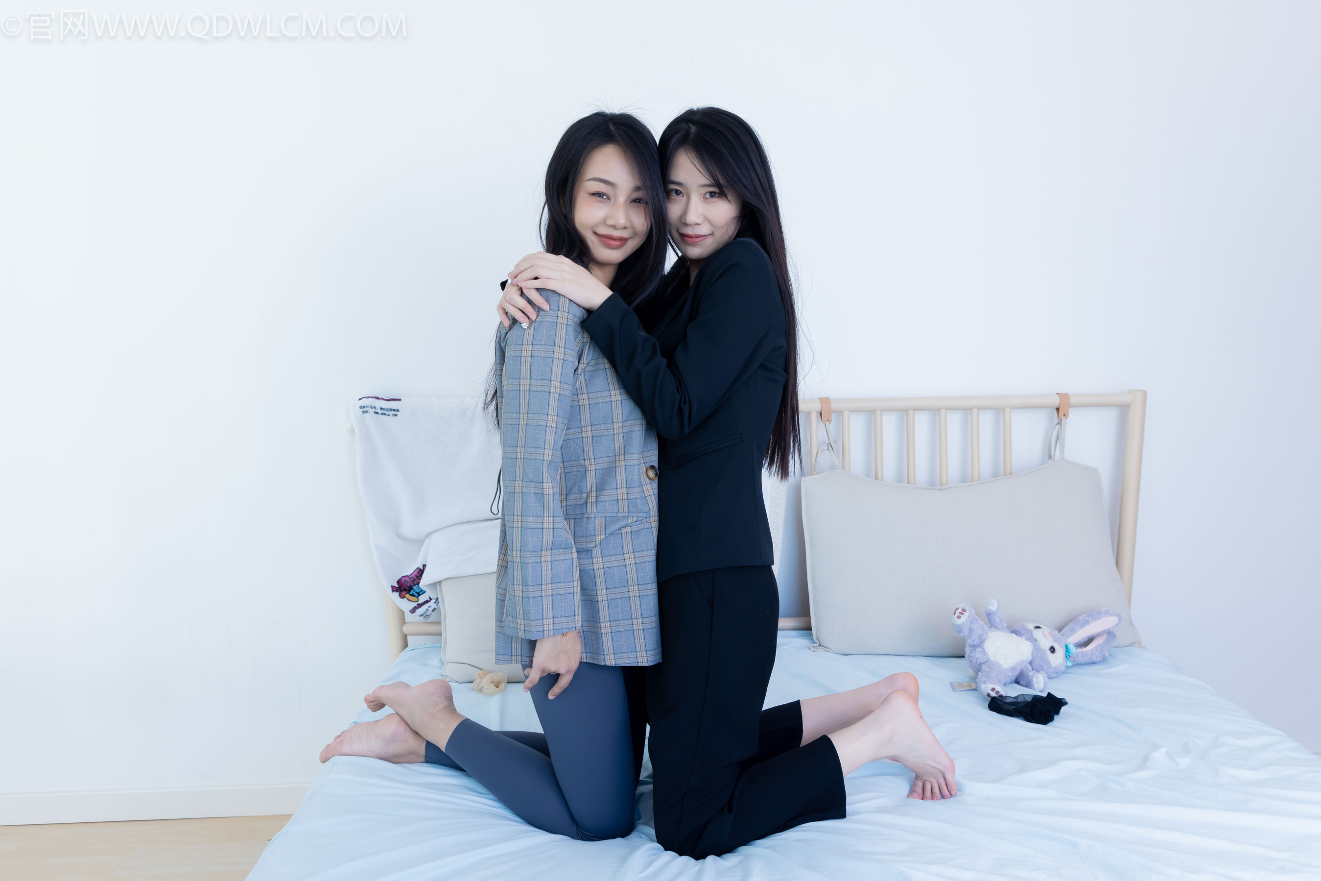 物恋传媒 No.2338 菜菜&岚岚 - 两双平底鞋、短黑丝、短肉丝/(169P)