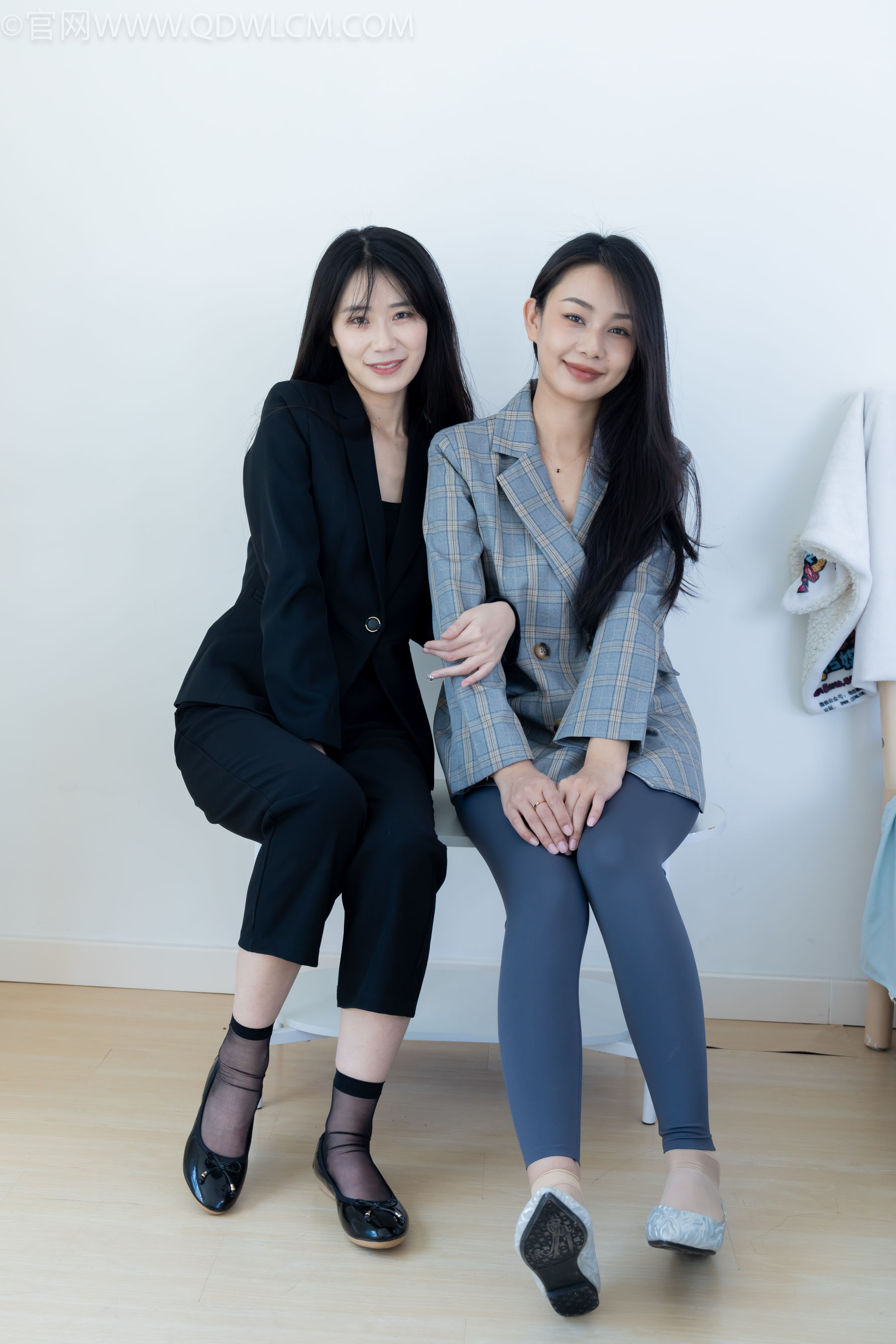 物恋传媒 No.2338 菜菜&岚岚 - 两双平底鞋、短黑丝、短肉丝/(169P)