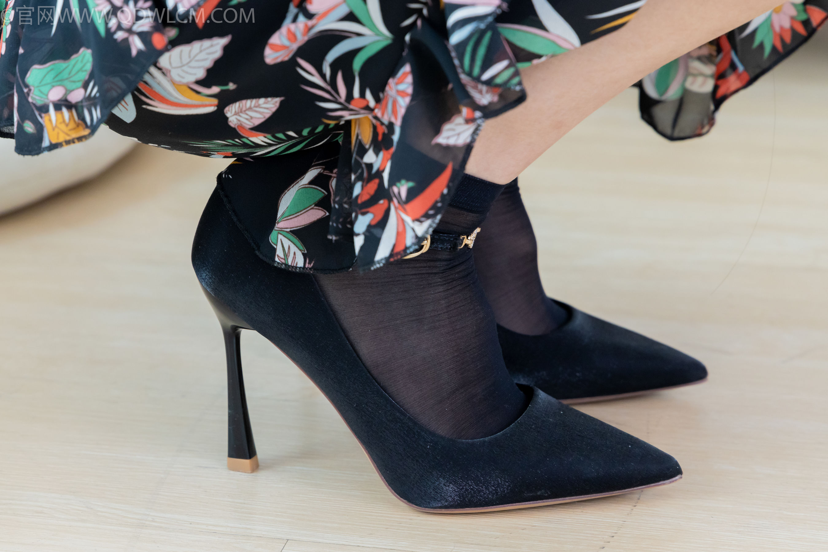 物恋传媒 No.2332 茯苓 - 短靴、短黑丝、裸足/(184P)