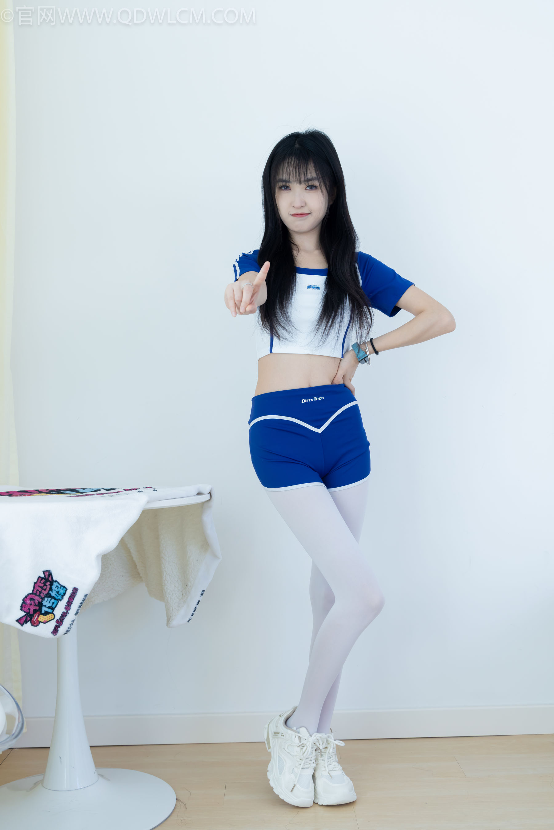 物恋传媒 No.2334 嘉木 - 运动鞋、厚白丝、裸足、裸足/(242P)