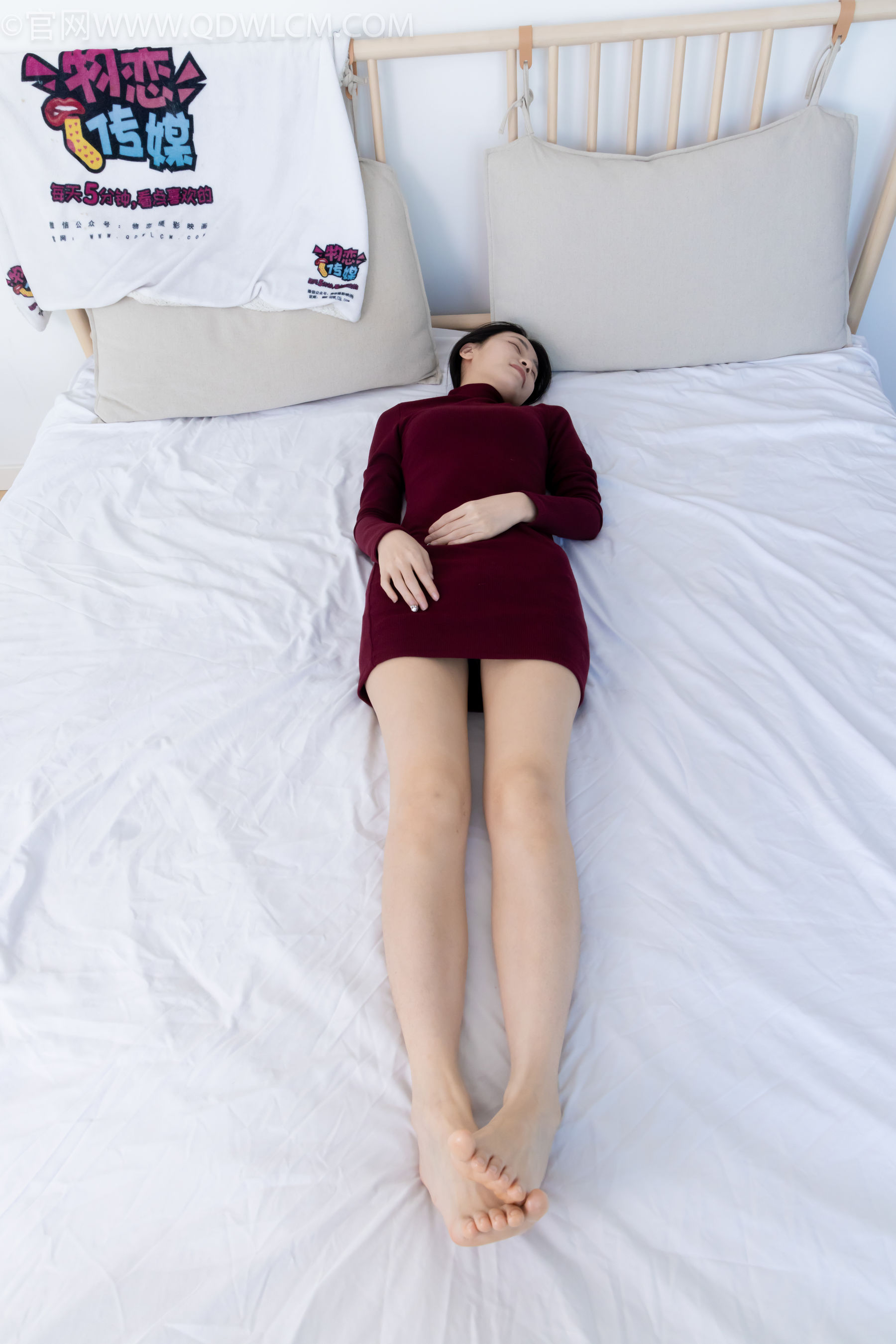 物恋传媒 No.2331 菜菜 - 高跟鞋、薄黑丝、裸足/(352P)