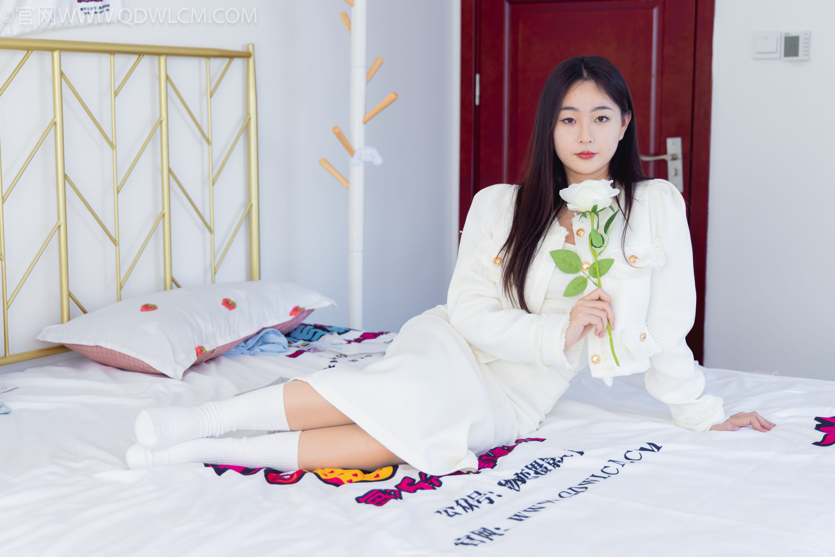 物恋传媒 No.2335 美兔 - 布鞋、长靴、白棉袜、薄肉丝/(227P)