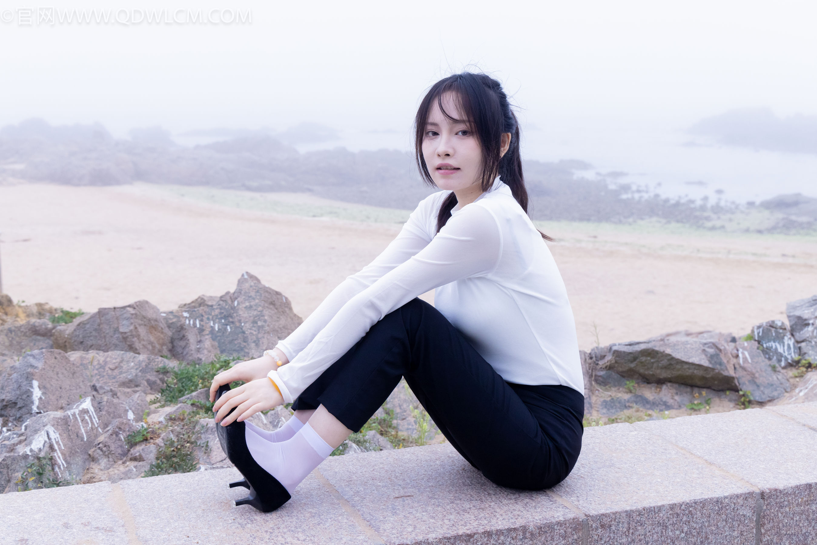 物恋传媒 No.2337 小酒 - 高跟鞋、短黑丝、短白丝/(315P)