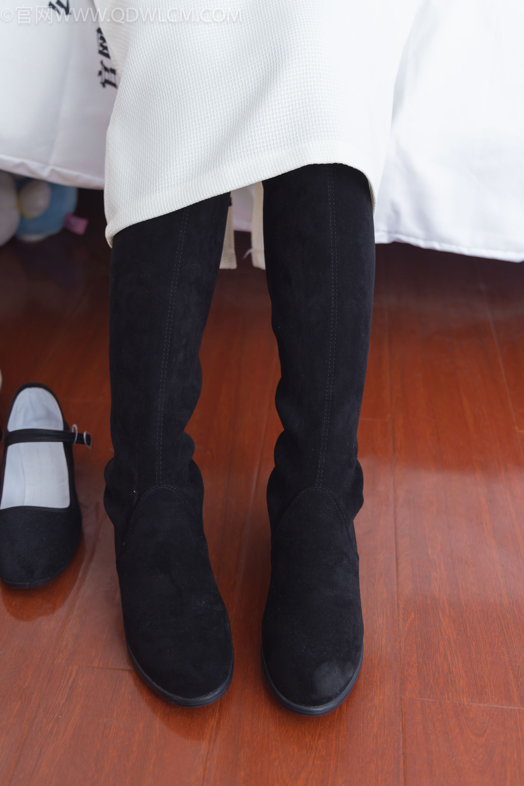 物恋传媒 No.2335 美兔 - 布鞋、长靴、白棉袜、薄肉丝/(227P)