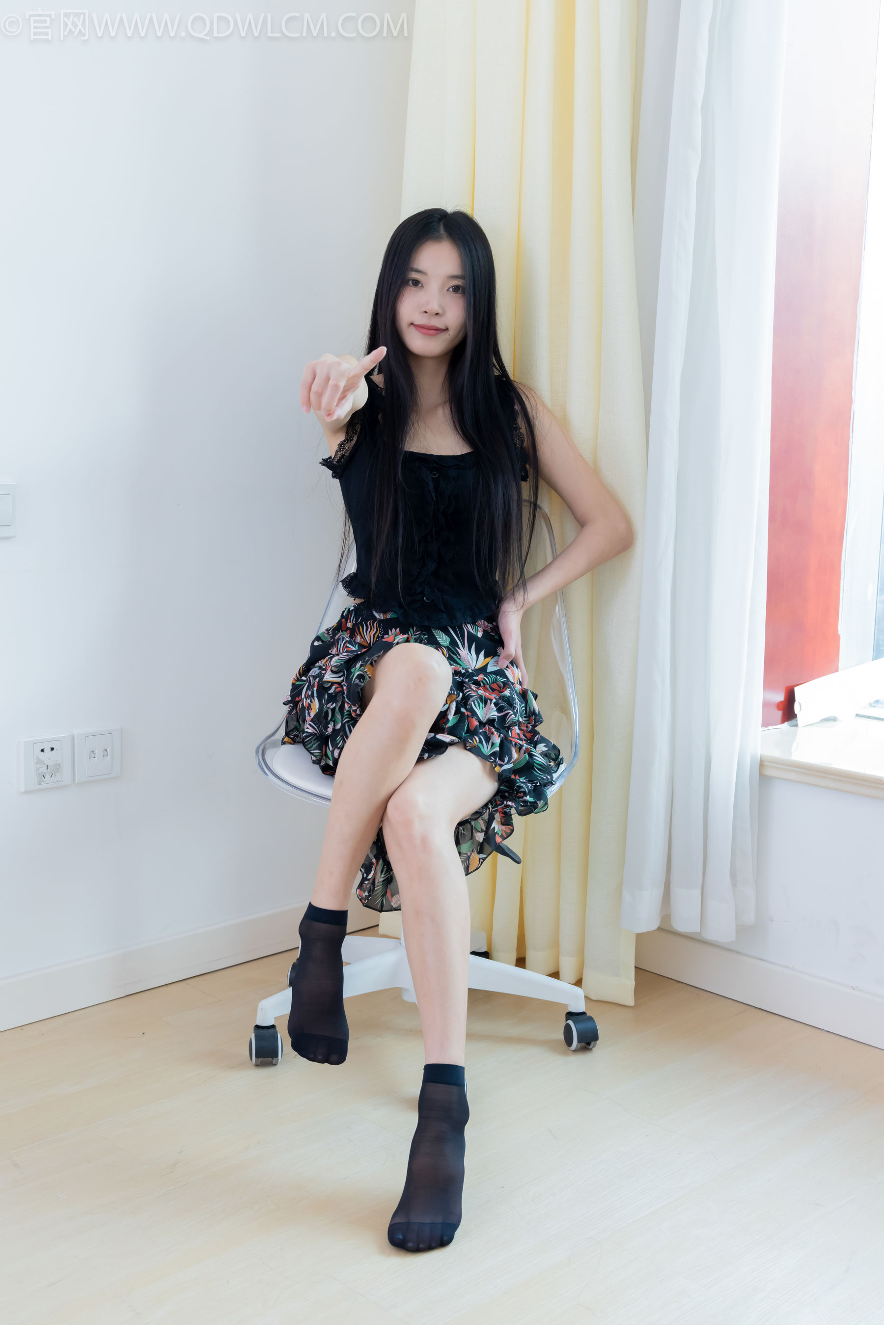 物恋传媒 No.2332 茯苓 - 短靴、短黑丝、裸足/(184P)