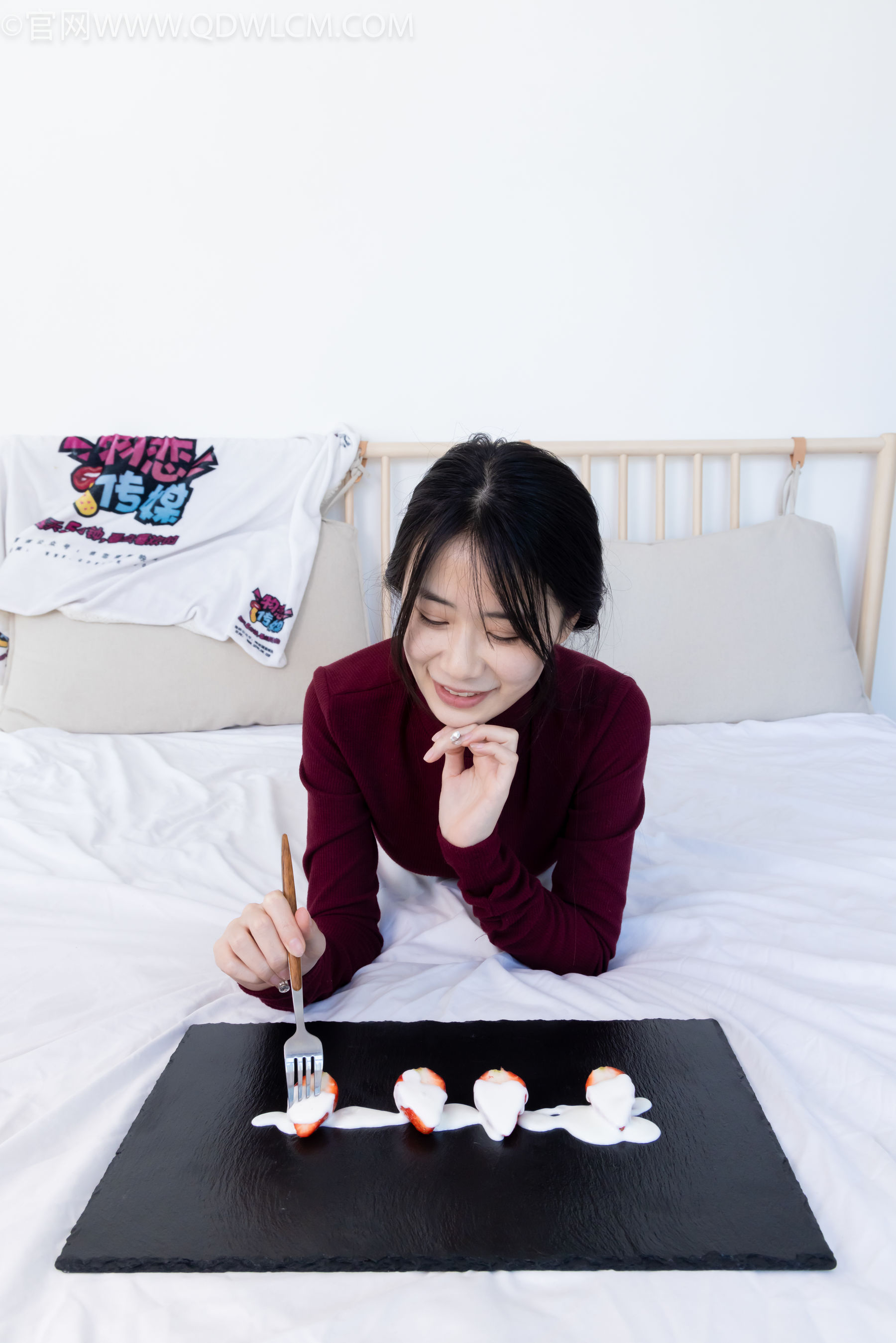 物恋传媒 No.2331 菜菜 - 高跟鞋、薄黑丝、裸足/(352P)