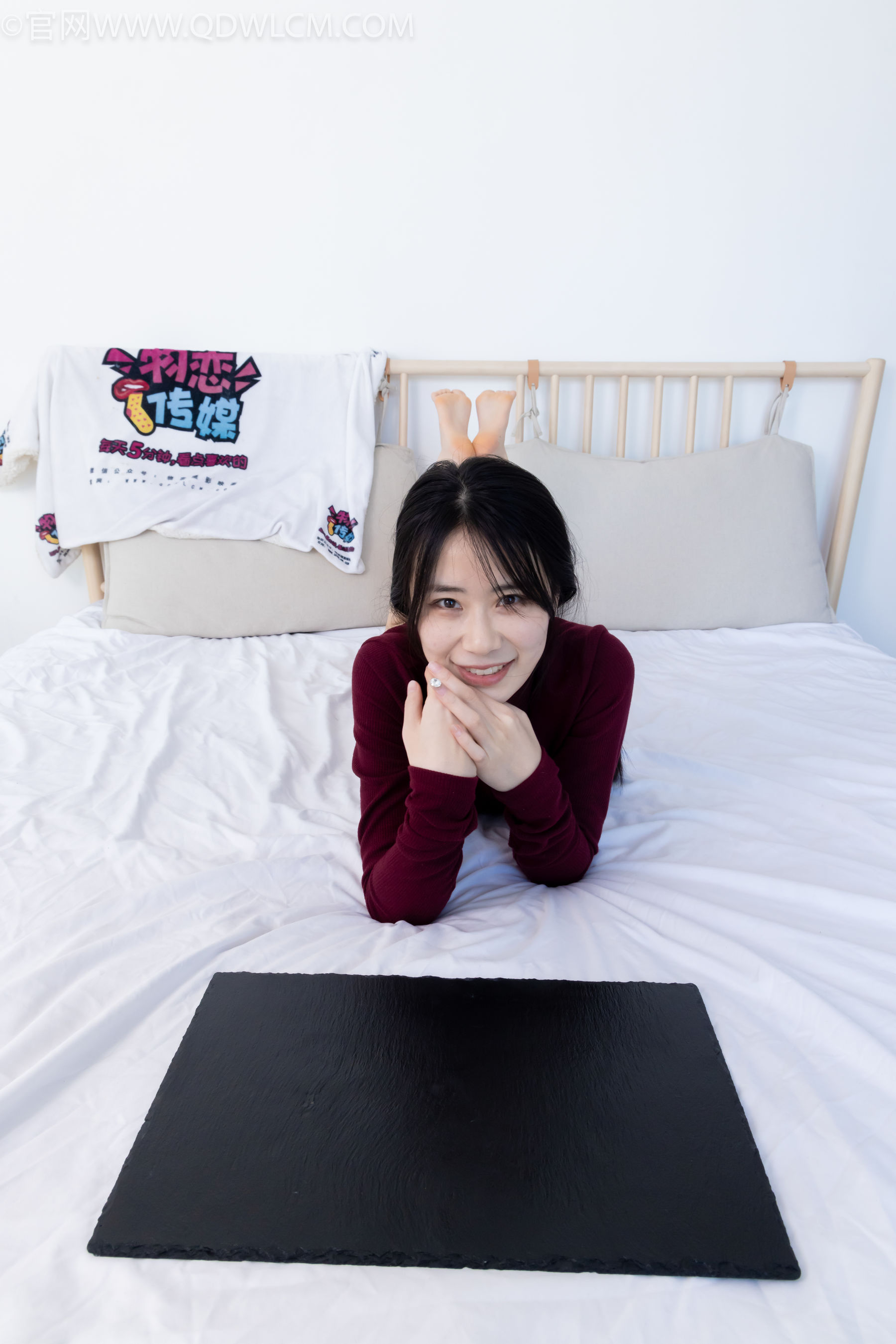 物恋传媒 No.2331 菜菜 - 高跟鞋、薄黑丝、裸足/(352P)