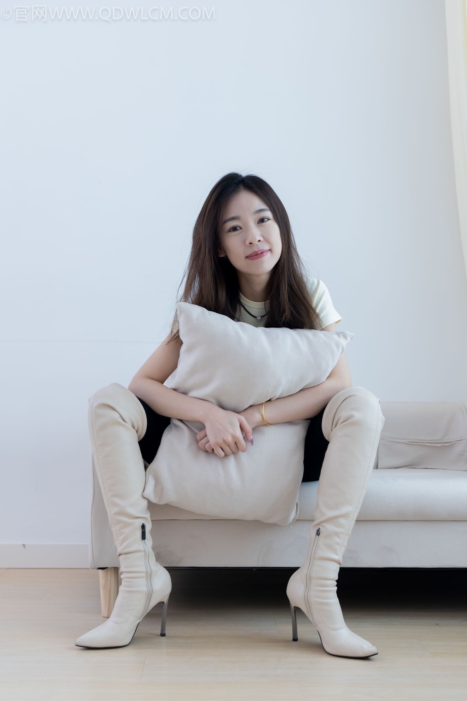 物恋传媒 No.2339 婷婷 - 长靴、白棉袜、裸足/(175P)