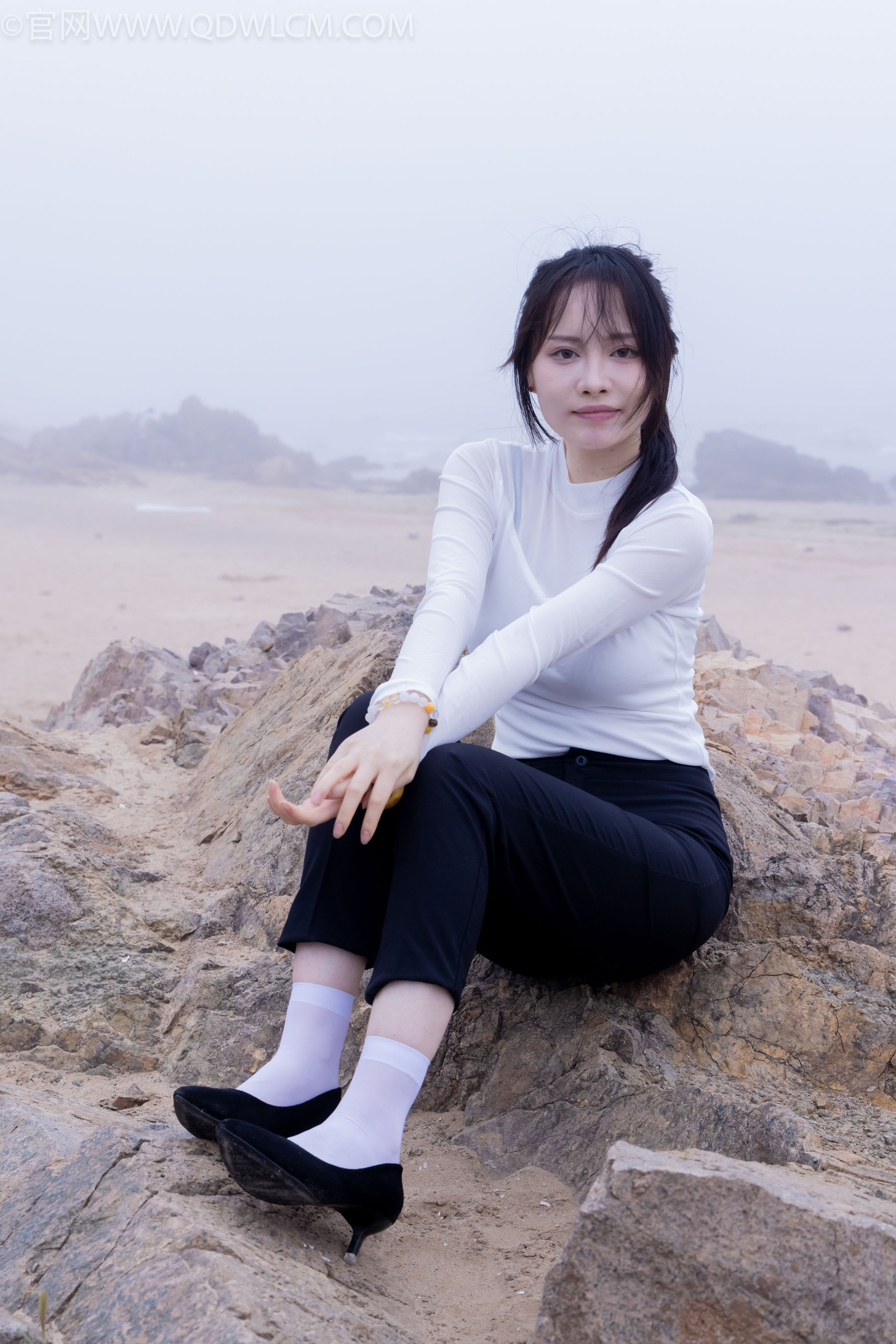 物恋传媒 No.2337 小酒 - 高跟鞋、短黑丝、短白丝/(315P)